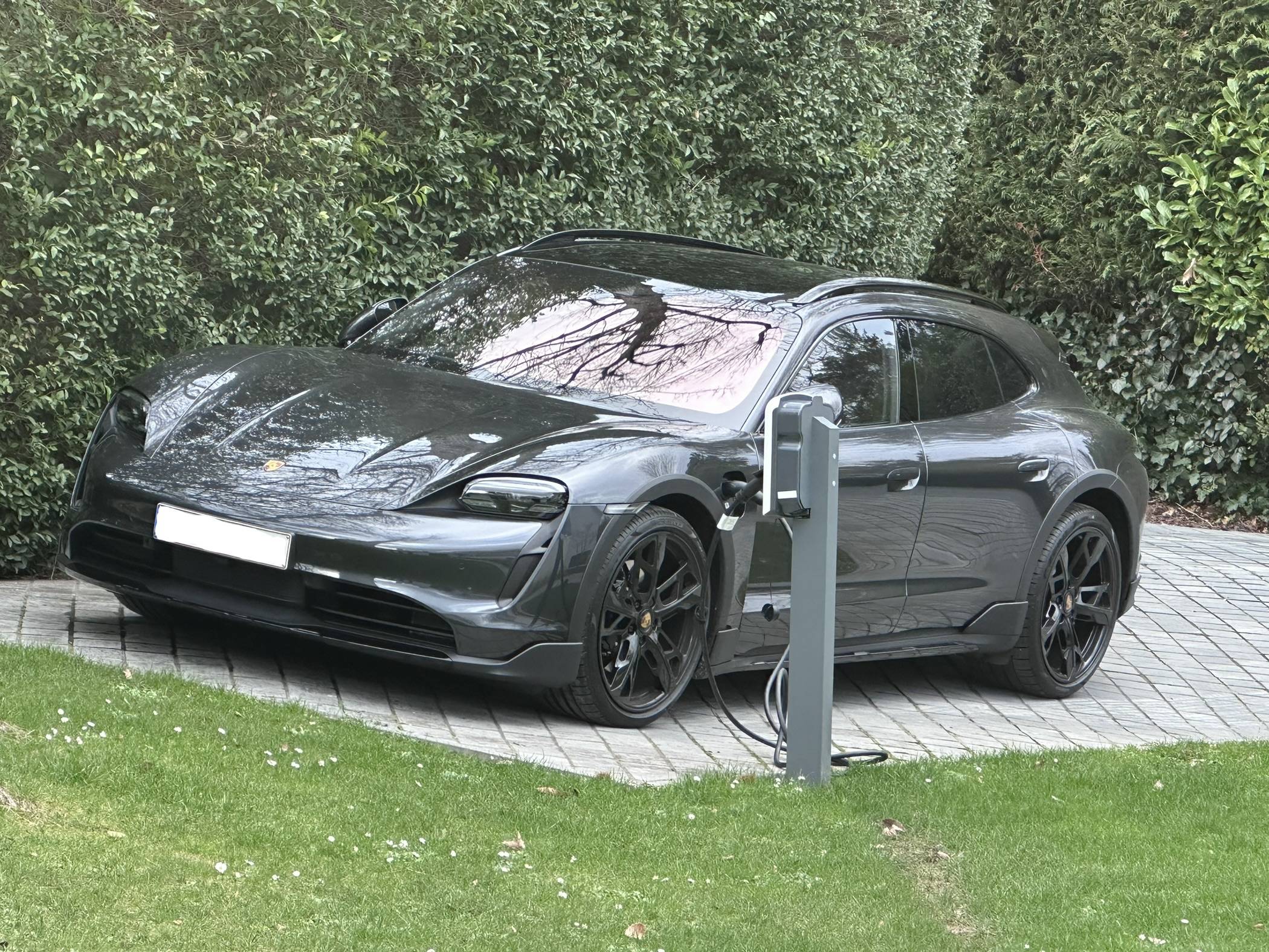 Porsche Taycan VOLCANO GREY Taycan Club 8FEC1604-75A4-46E5-A3EF-71765E2633AD