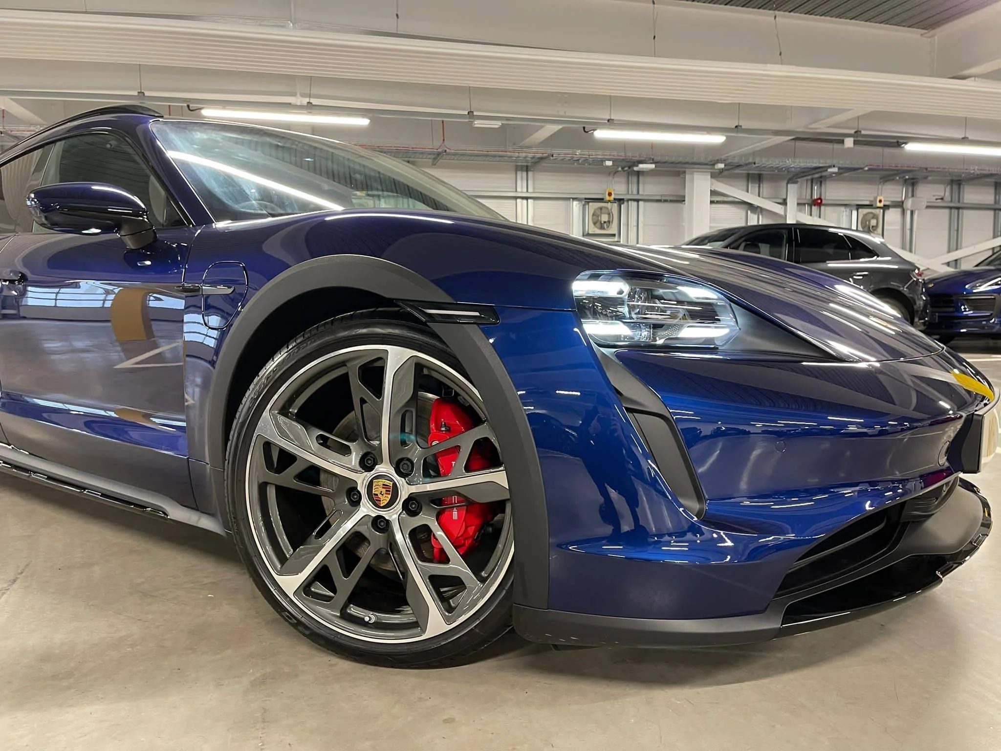 Porsche Taycan GENTIAN BLUE Taycan Club det 2