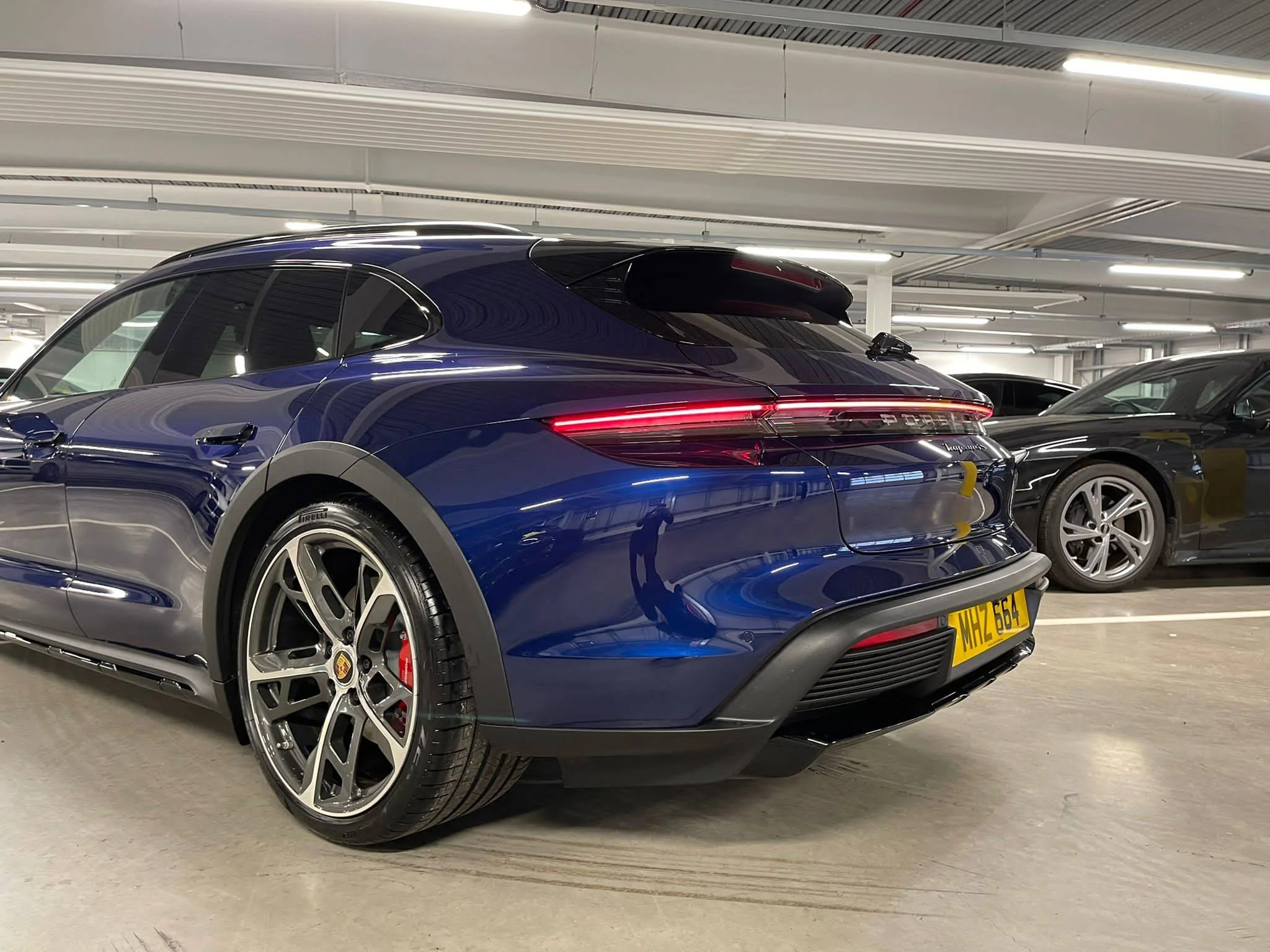 Porsche Taycan GENTIAN BLUE Taycan Club det 3