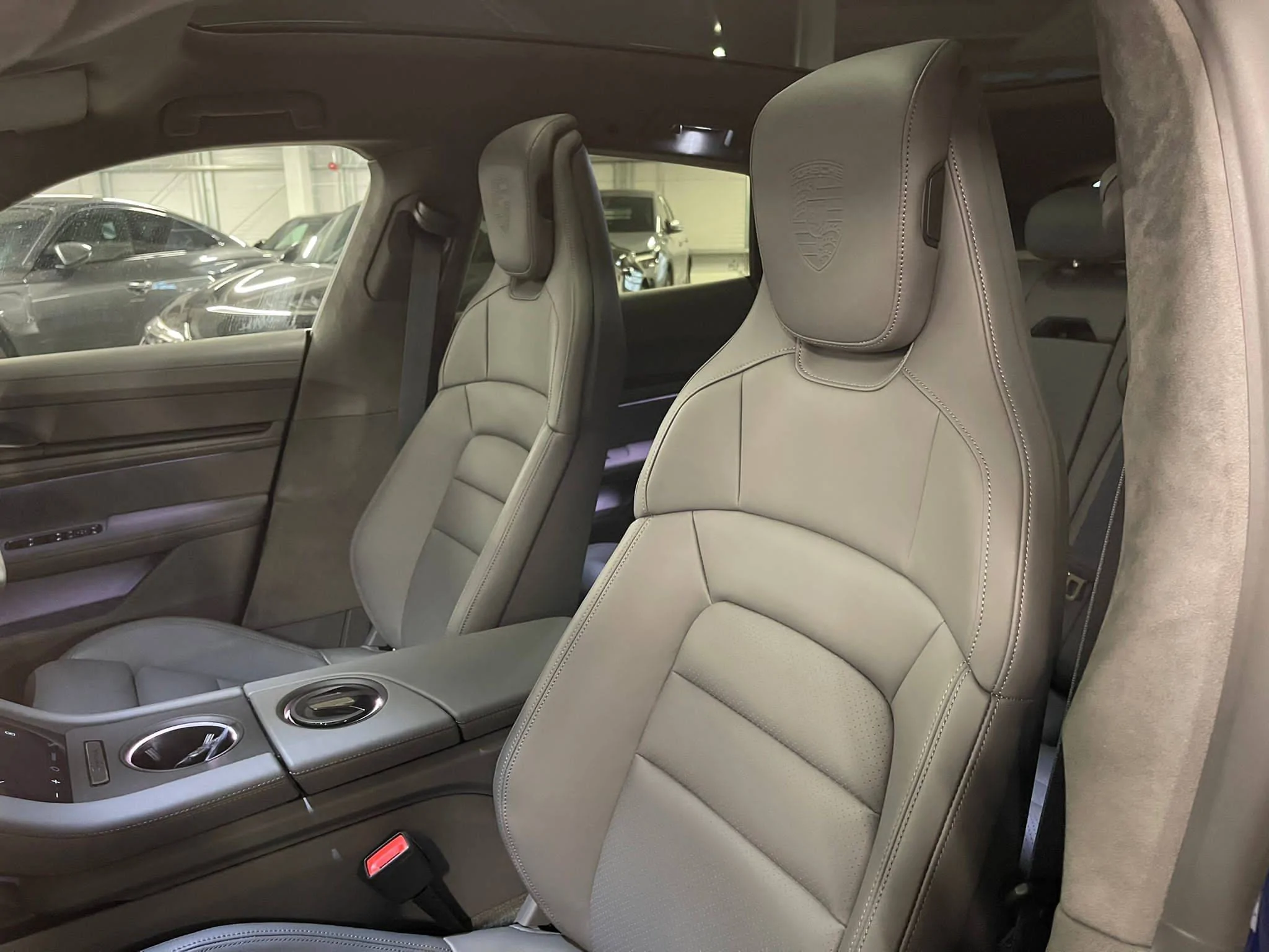 Porsche Taycan GENTIAN BLUE Taycan Club det 5