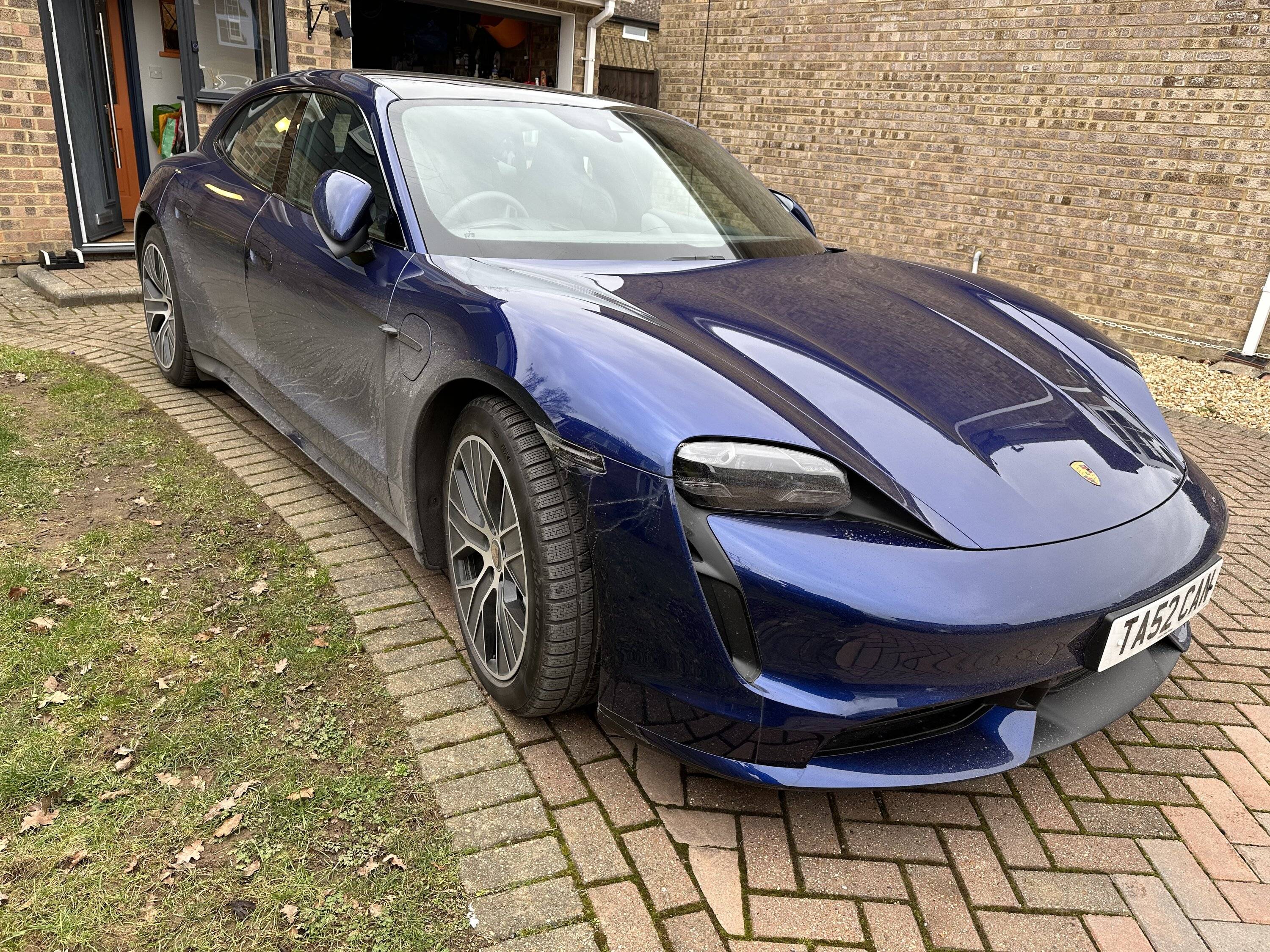 Porsche Taycan GENTIAN BLUE Taycan Club B0142510-6F6E-47B2-8A11-BF8CF203E5BD