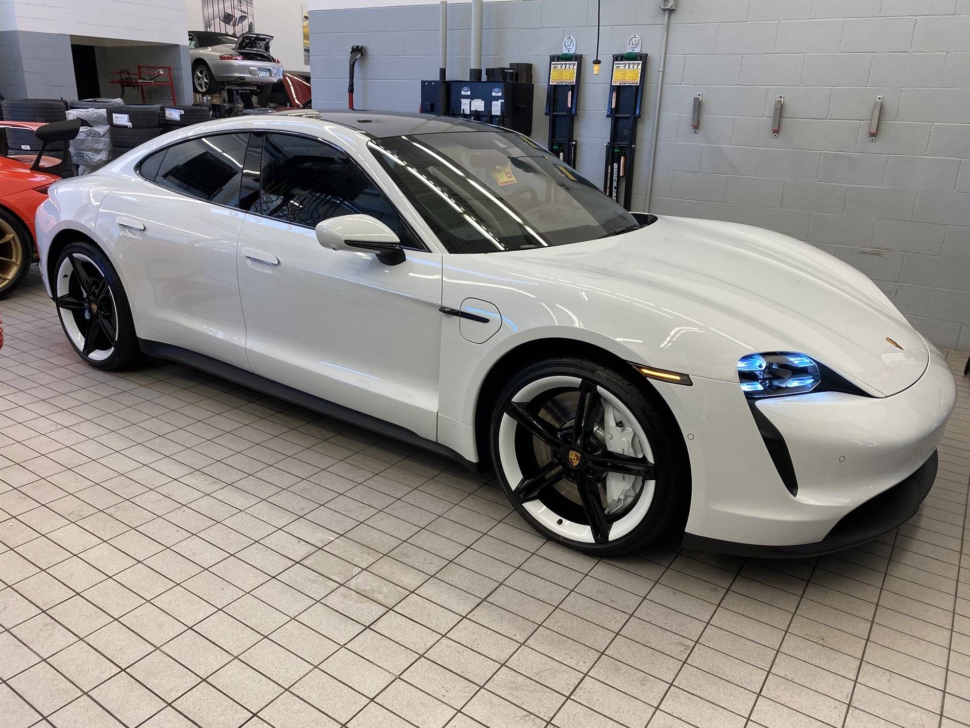 Porsche Taycan CARRARA WHITE Taycan Club 339CC5CD-D685-4FCE-AA7B-9F431AB033A1