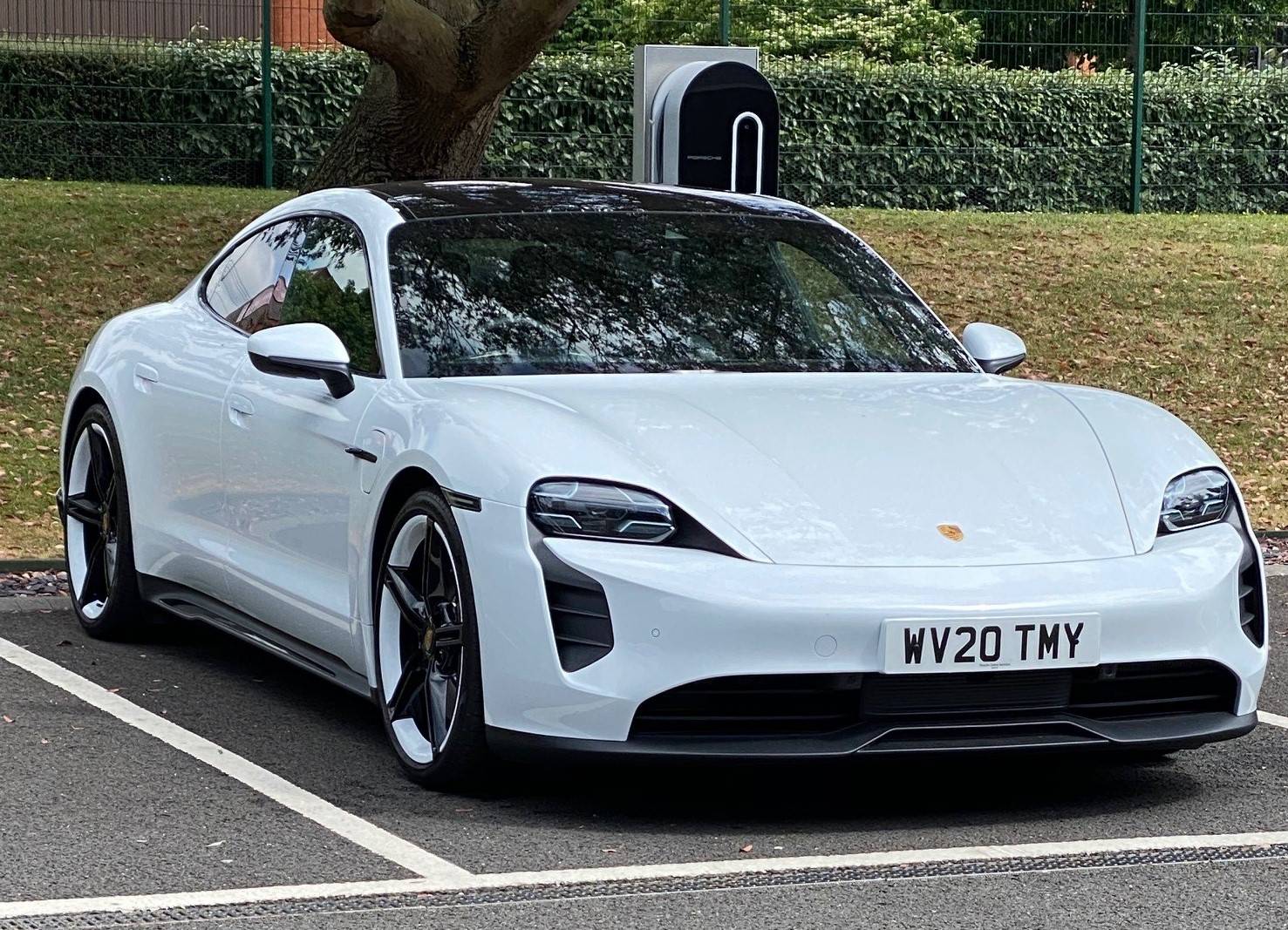 Porsche Taycan CARRARA WHITE Taycan Club cfcbnmk (2)