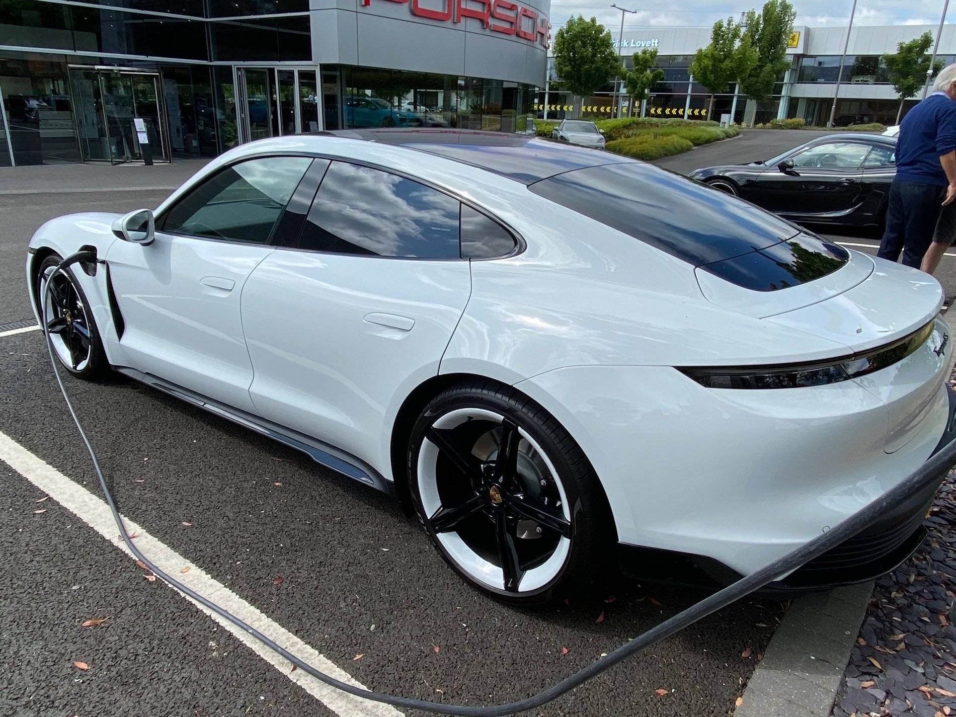 Porsche Taycan CARRARA WHITE Taycan Club jhgfd