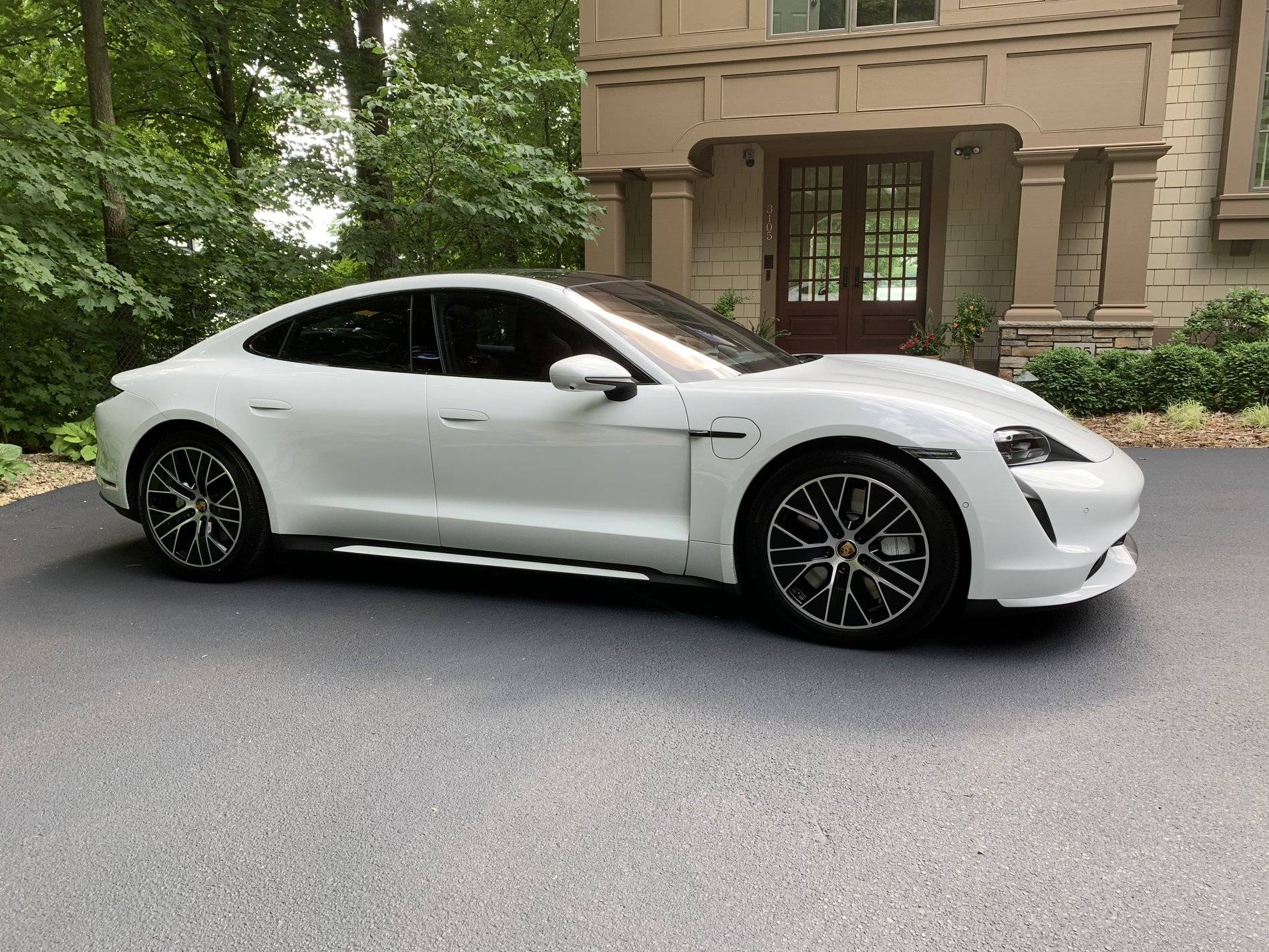 Porsche Taycan CARRARA WHITE Taycan Club 445AFDB6-02D4-4EF8-B548-96DBAE0DEA3A
