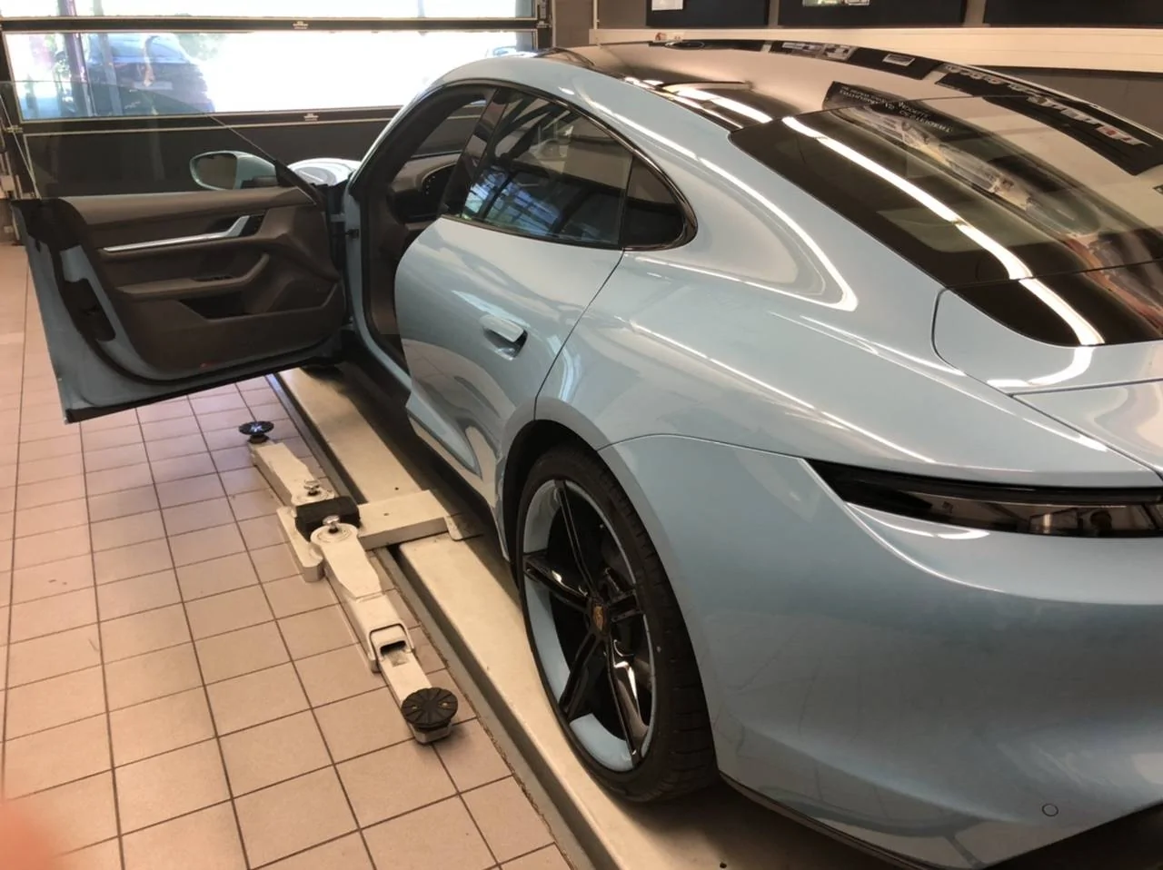 Porsche Taycan FROZEN BLUE Taycan Club D735A0DC-29F6-44BC-B98D-3F5E0763ED52