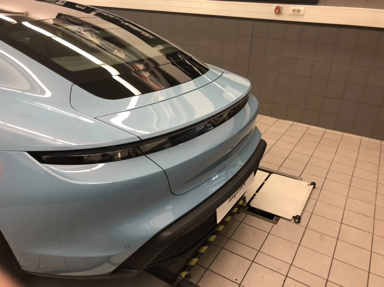 Porsche Taycan FROZEN BLUE Taycan Club 6C3346E7-DED8-48DB-85AF-BE639F2615C1