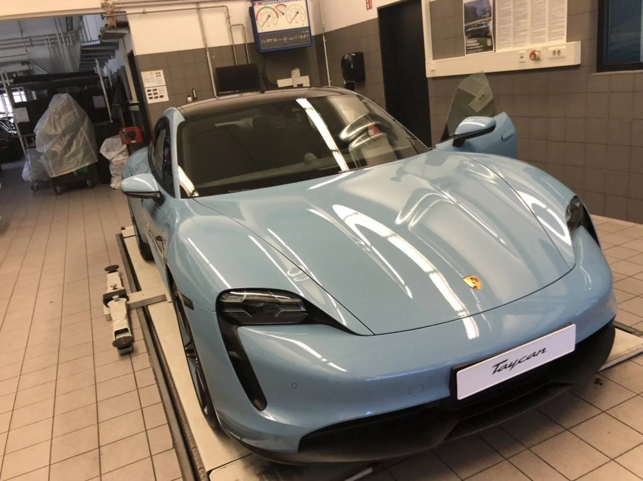 Porsche Taycan FROZEN BLUE Taycan Club 54B445C8-E419-4B9B-9936-9BF01FC3C687
