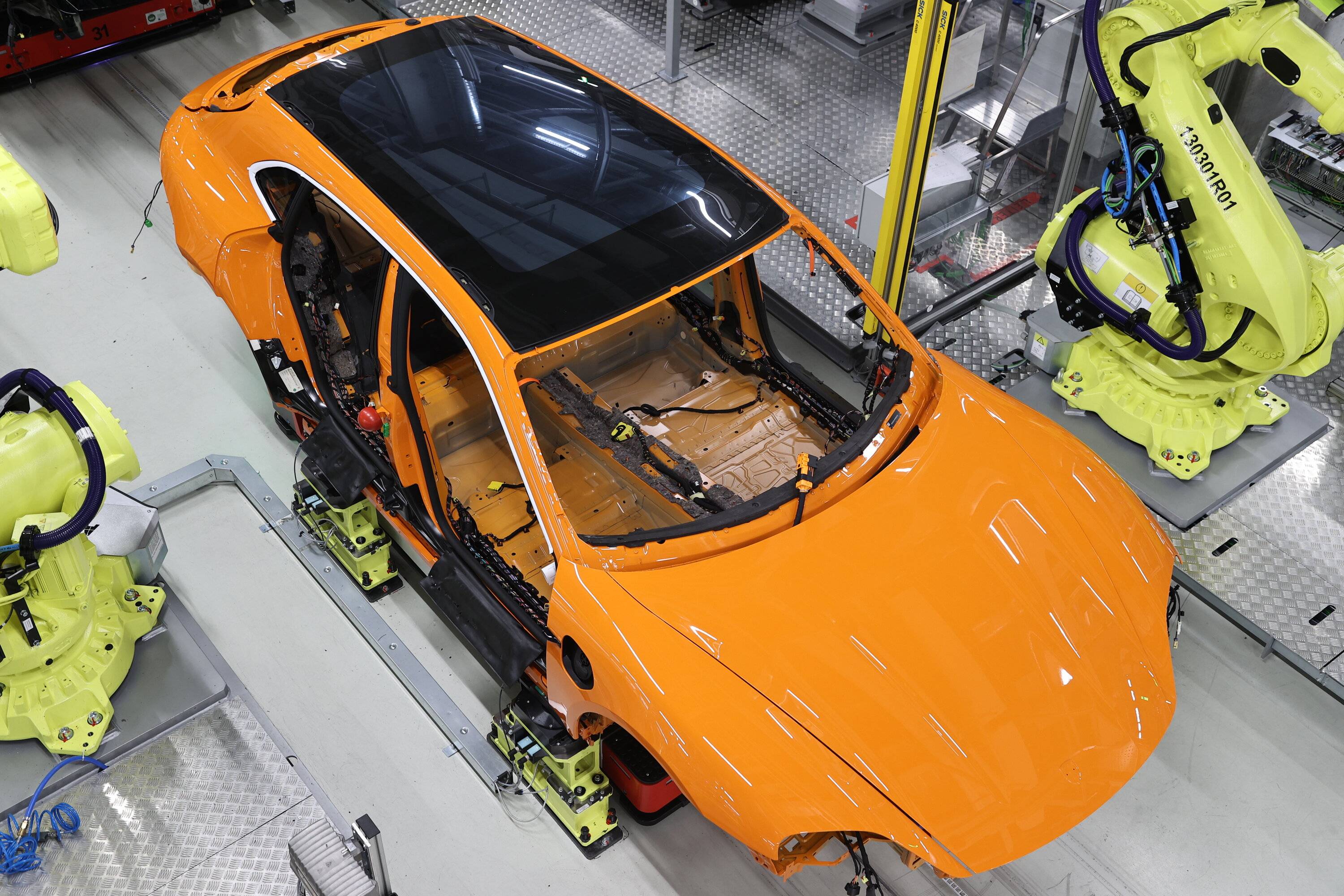 Porsche Taycan One month in Cross Turismo Taycan Turbo Acid Green PTS.... fantastic! Taycan_GTS_Sport_Turismo_Taycan_assembly_installation_roof