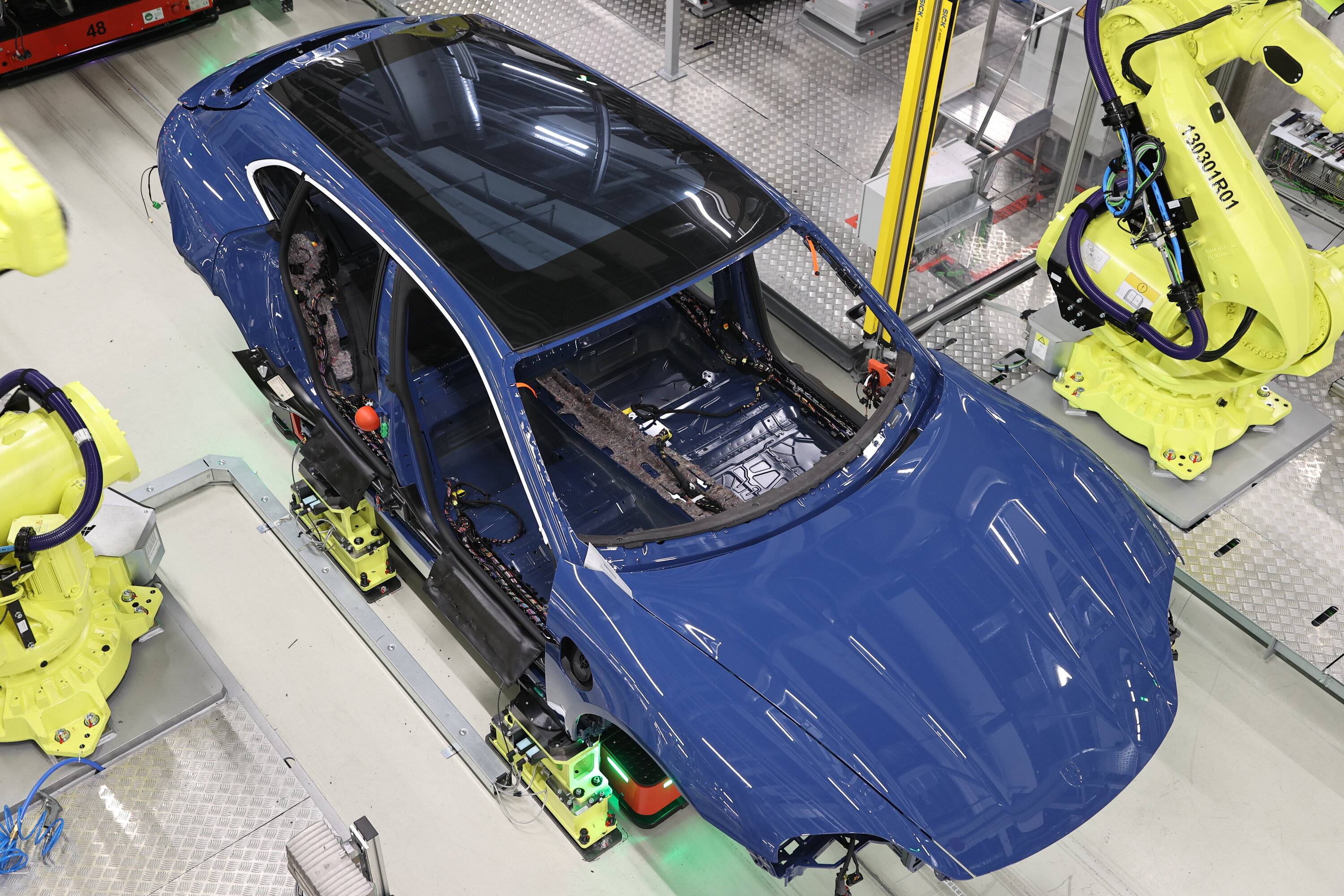 Porsche Taycan New Track Your Dream on MyPorsche Taycan_GTS_Sport_Turismo_Taycan_assembly_installation_roof
