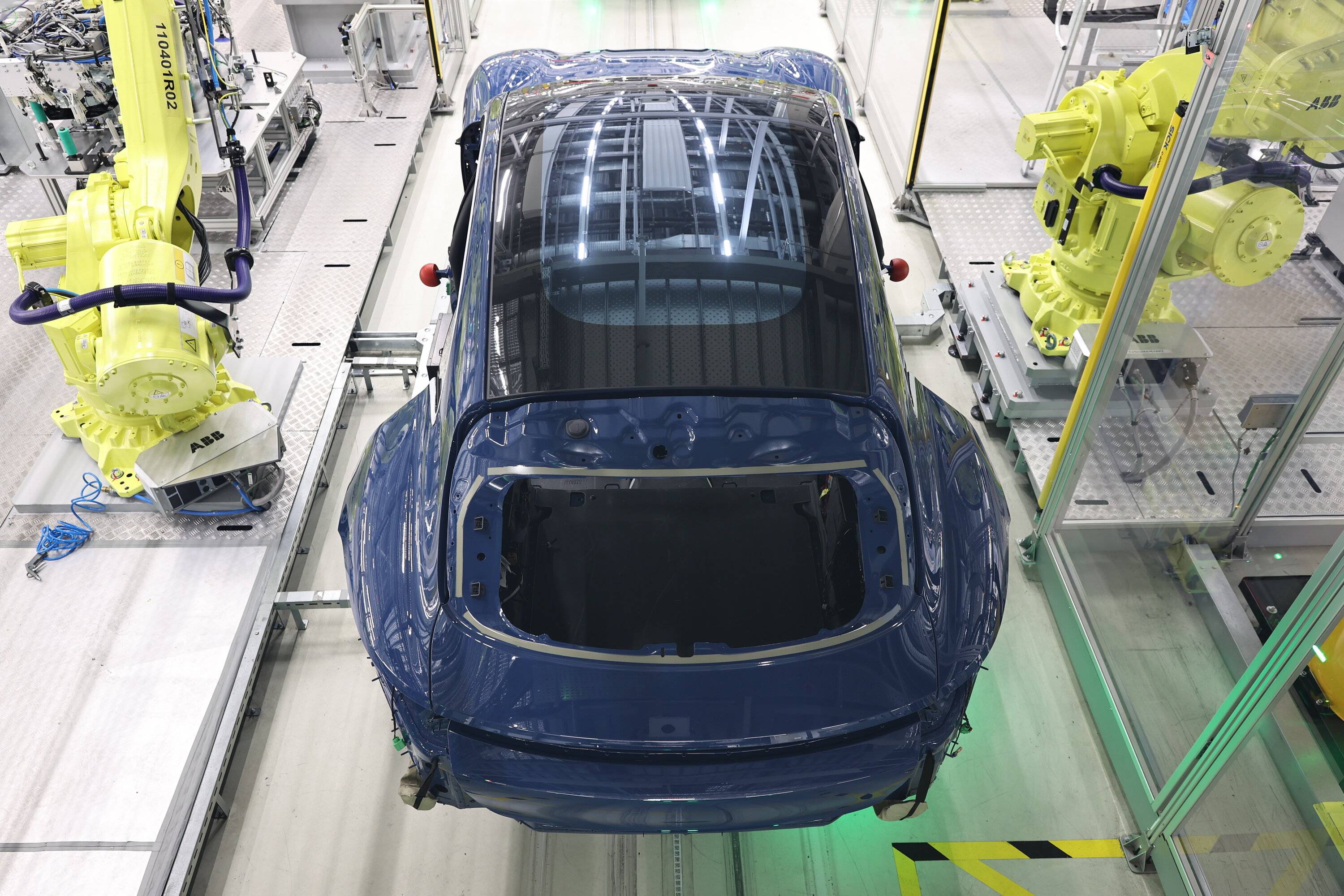 Porsche Taycan New Track Your Dream on MyPorsche Taycan_GTS_Sport_Turismo_Taycan_assembly_installation_read_window