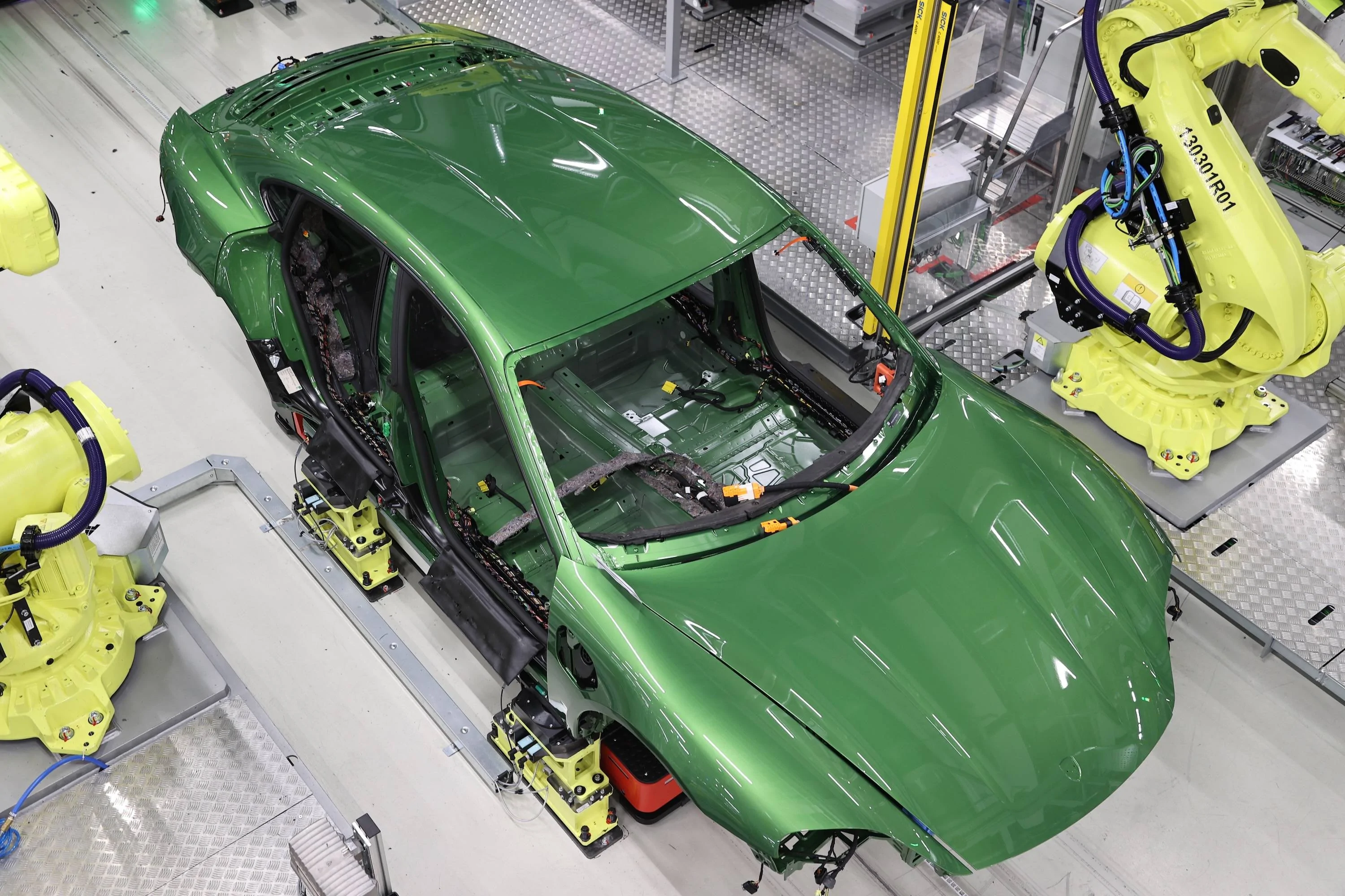 Porsche Taycan MAMBA GREEN Taycan Club 63dd576147ac6d657e6b942c