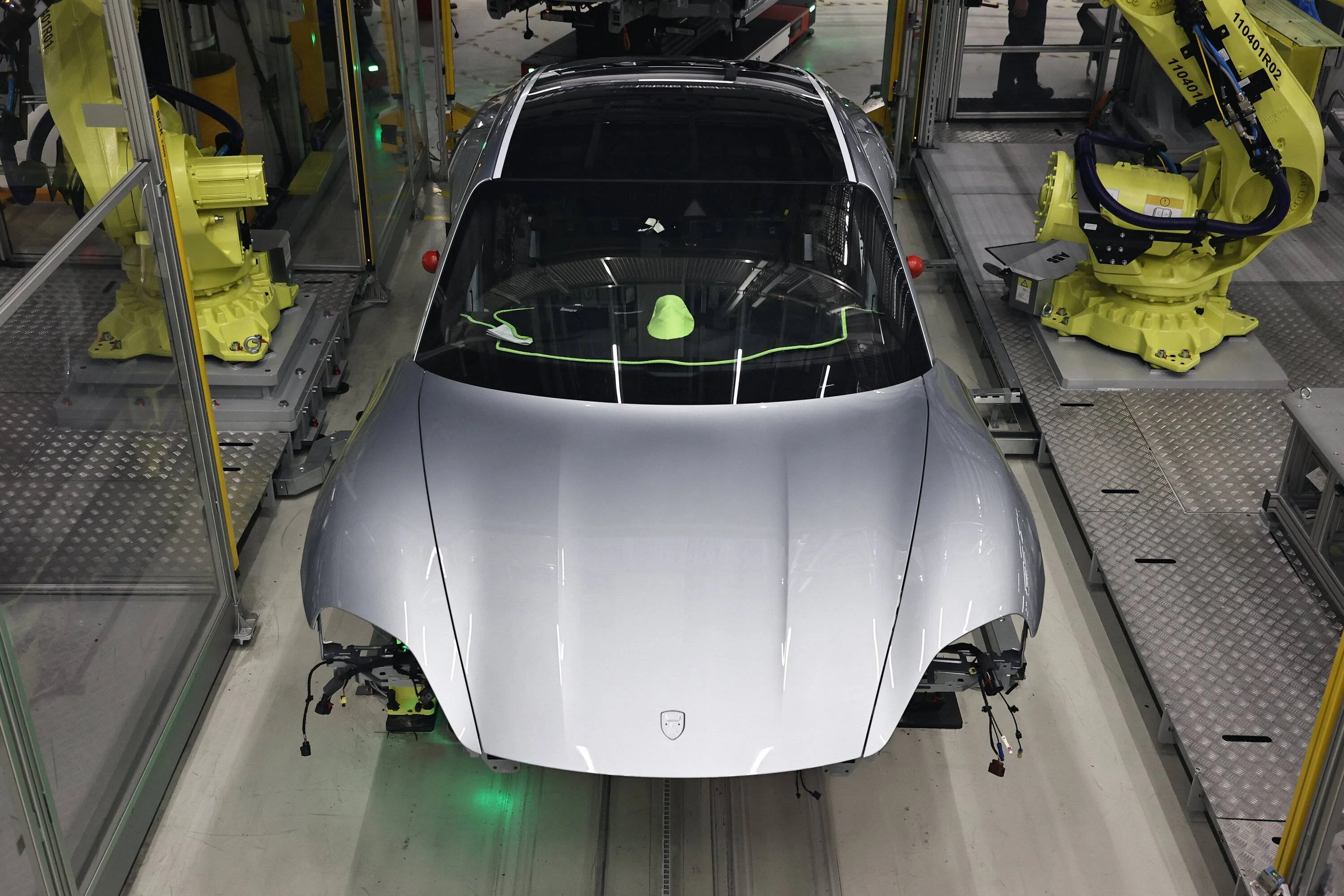 Porsche Taycan New Track Your Dream on MyPorsche Taycan_Turbo_Taycan_assembly_installation_windshield