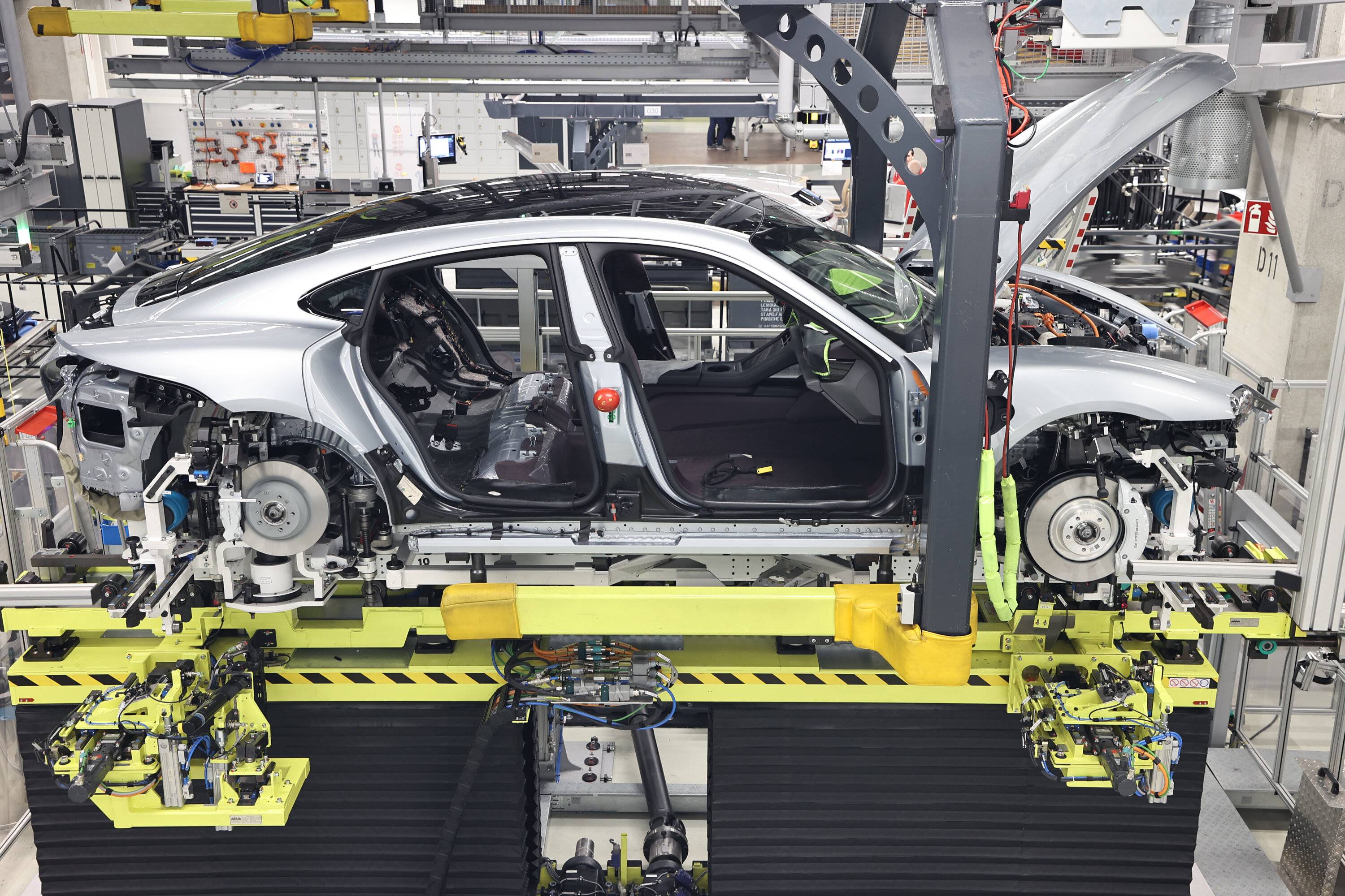 Porsche Taycan New Track Your Dream on MyPorsche Taycan_Turbo_Taycan_assembly_weddin