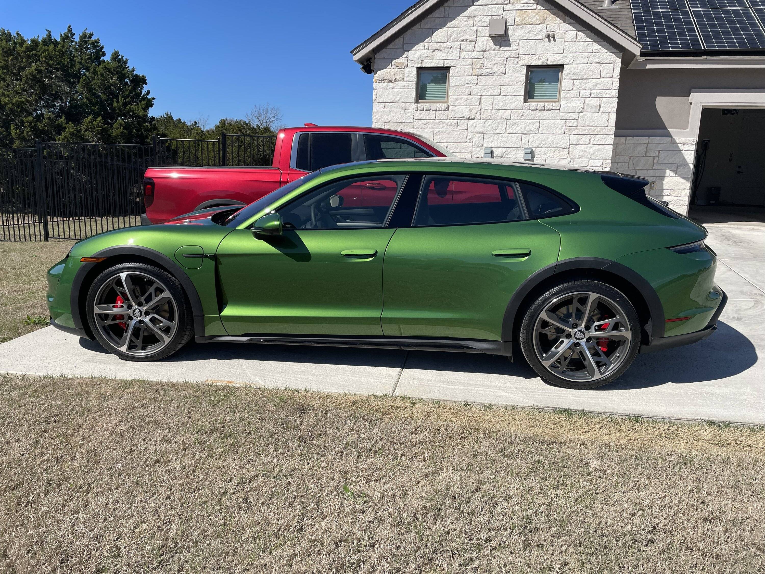 Porsche Taycan MAMBA GREEN Taycan Club 6693A516-1703-4D50-A683-DC409DFD0A0F