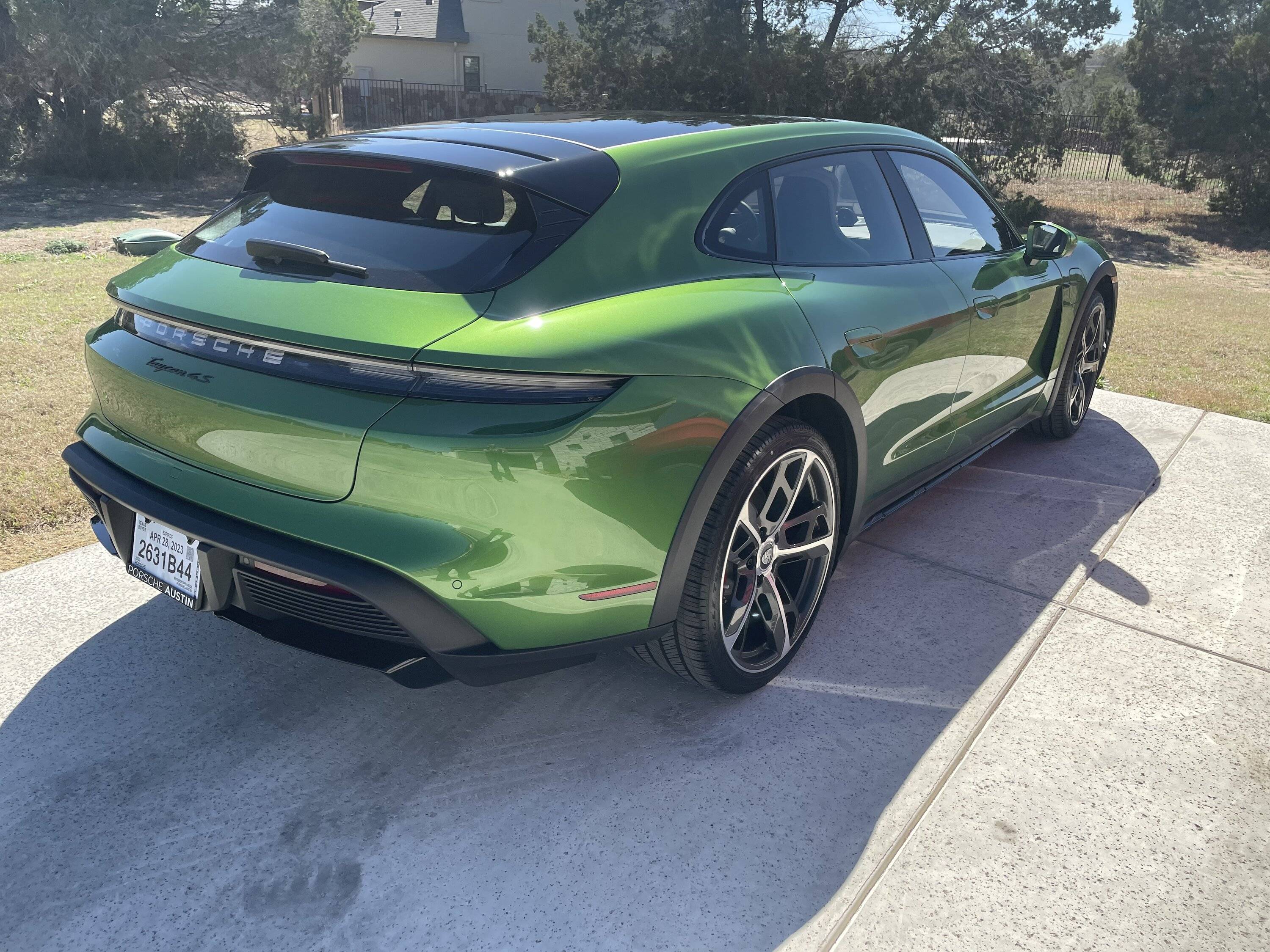 Porsche Taycan MAMBA GREEN Taycan Club 8C5B3B04-3966-4ABE-90EE-282E73B150CB
