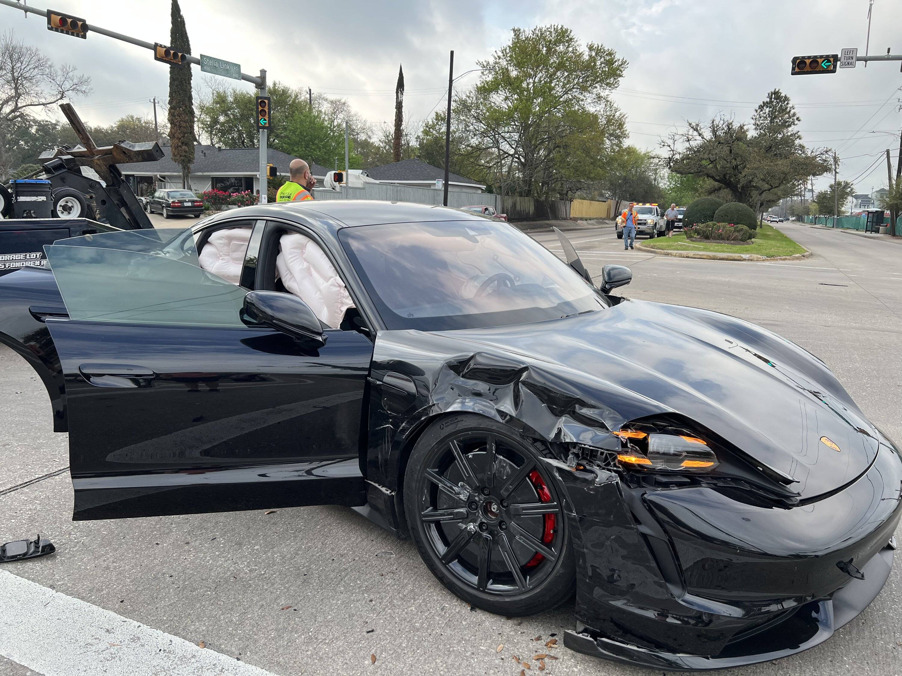 Porsche Taycan Taycan Turbo Accident - Damage Opinion 0E352F86-CCB9-4030-89DA-4456E3676ED1