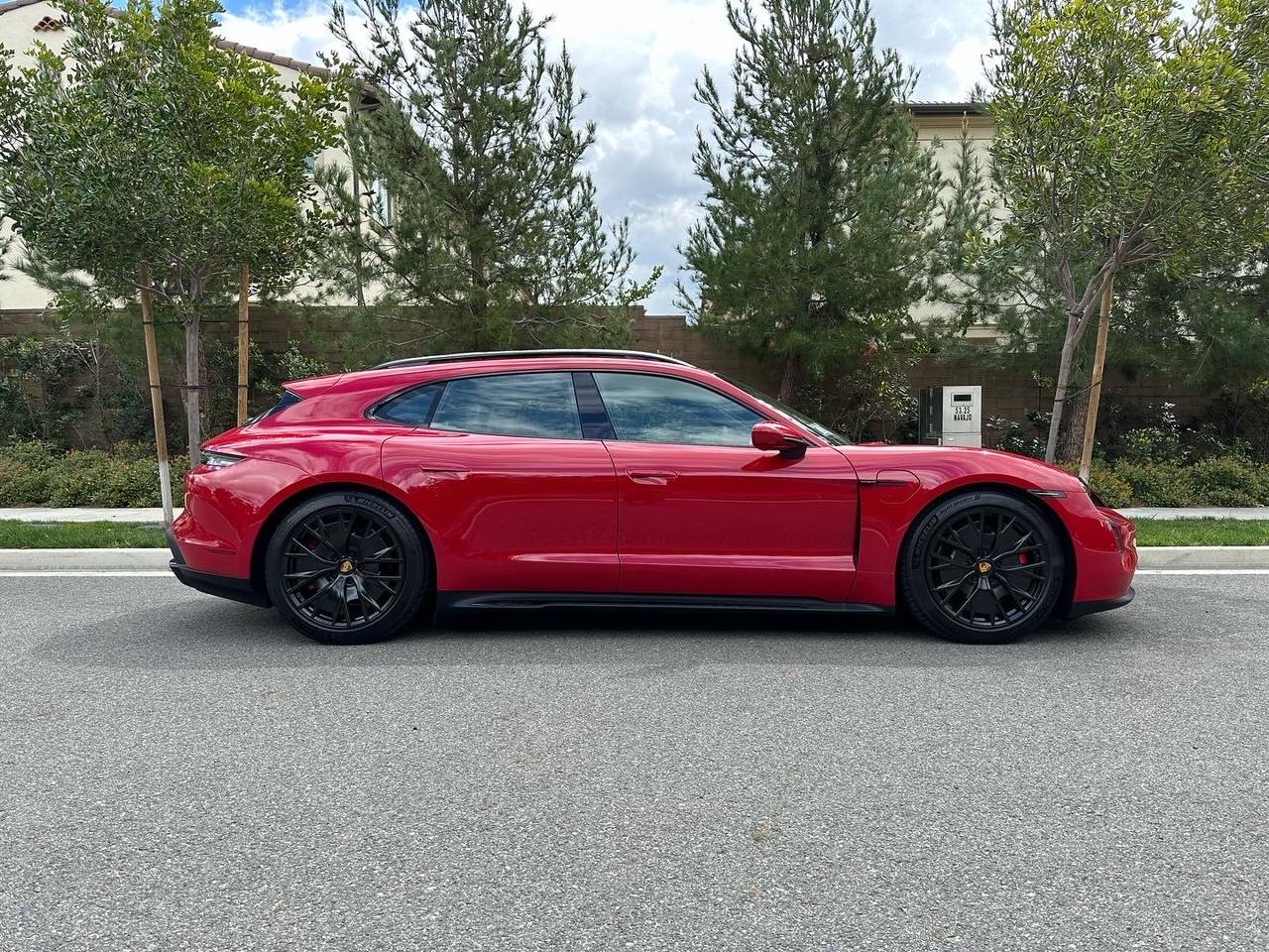Porsche Taycan CARMINE RED Taycan Club FCBED2BB-1BC8-4E9A-89A8-DC6660E5BC45.JPG