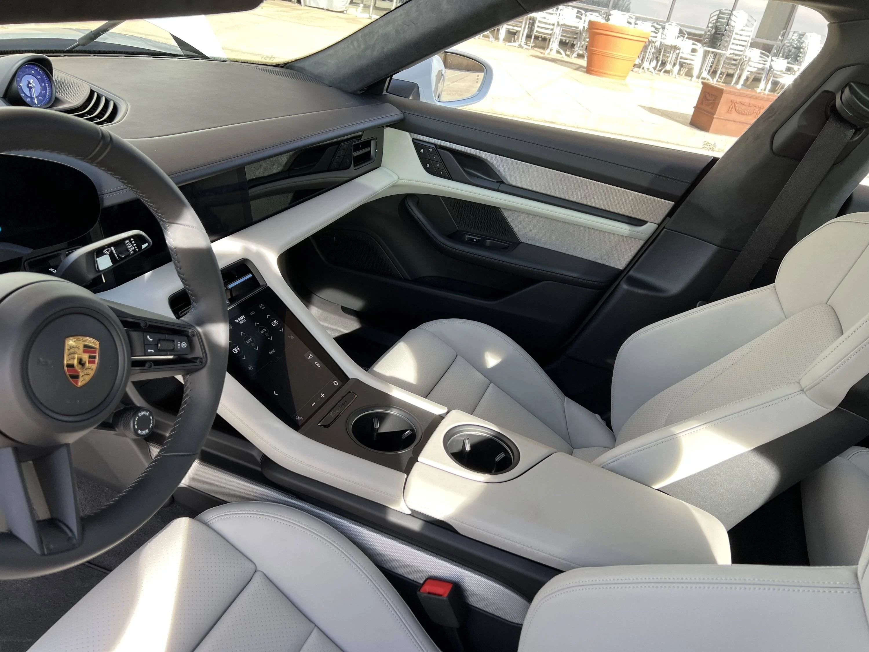 Porsche Taycan Beautiful Inside and Out 32319247-B8EB-4E32-A6CA-8E4B081E7457