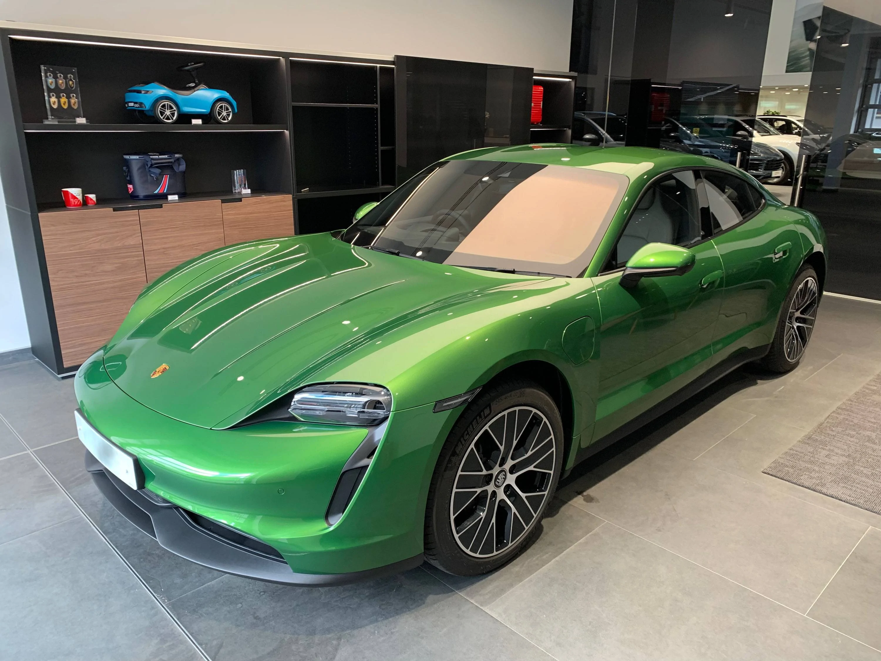 Porsche Taycan MAMBA GREEN Taycan Club IMG_2157