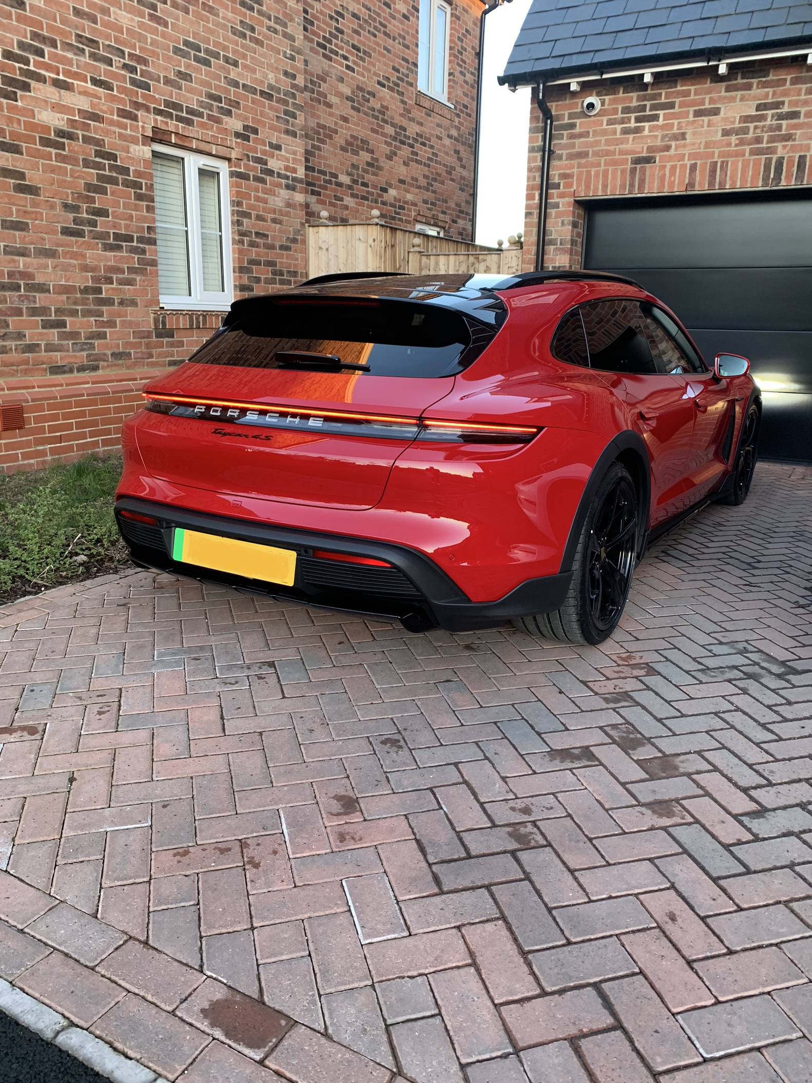 Porsche Taycan CARMINE RED Taycan Club 9F81FD21-ABD7-4D50-9C35-7ED519DFE618