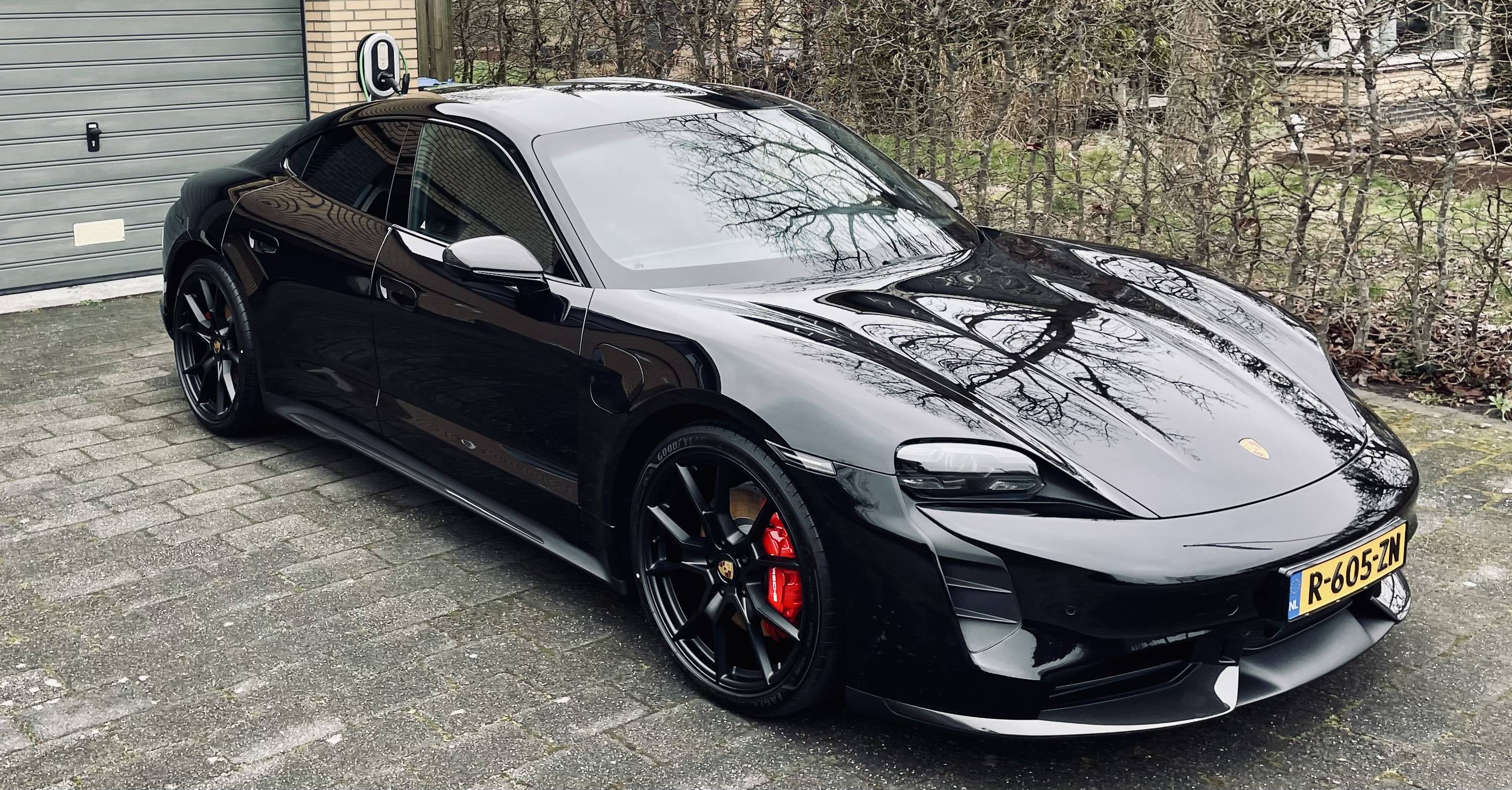 Porsche Taycan BLACK / JET BLACK Taycan Club E6C4D729-0F8C-4E42-8CC2-5D5DF7097C2F
