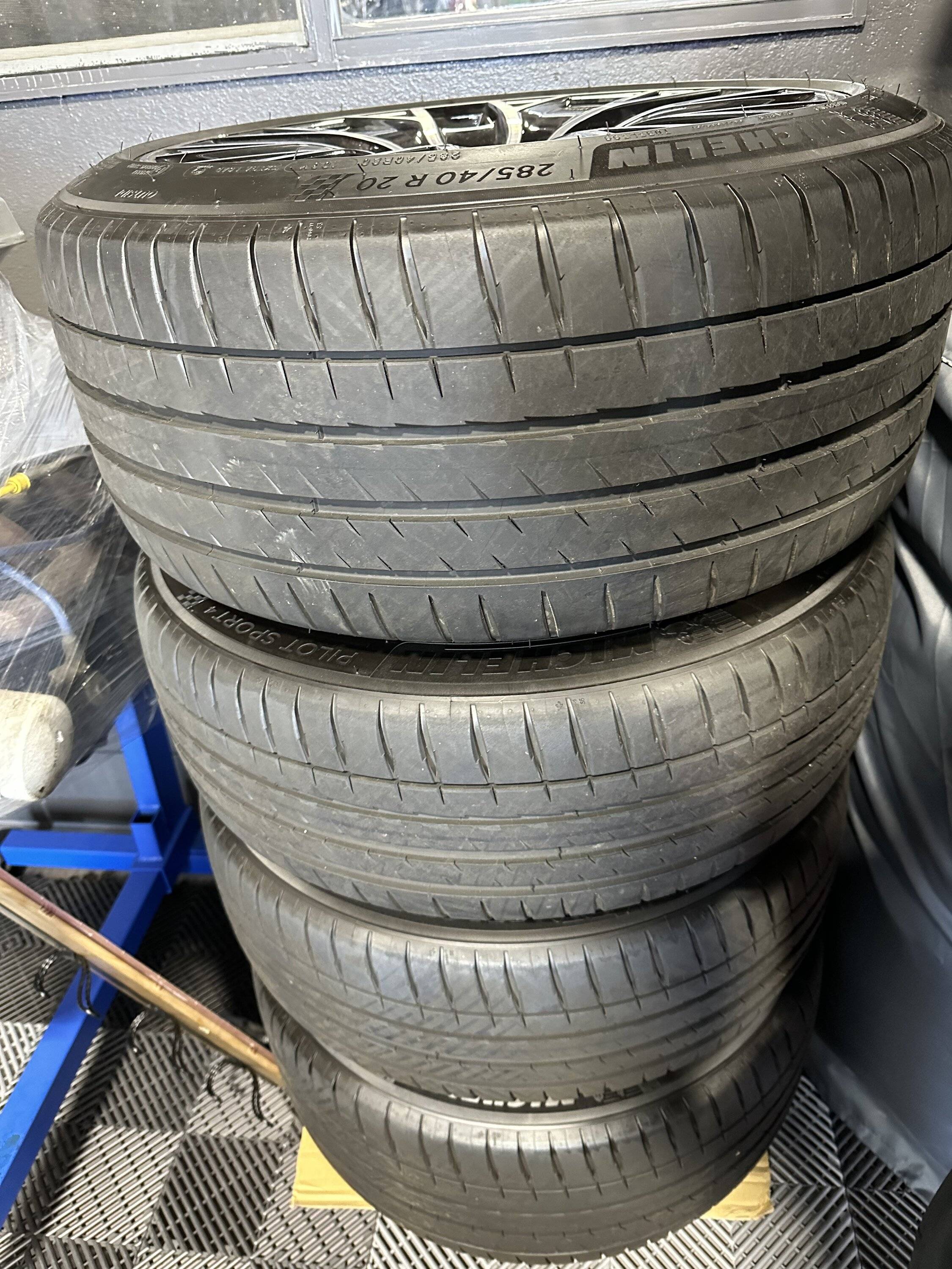 Porsche Taycan 2022 Taycan Aero Wheels/Tires 03A2858B-2E56-40CA-94DB-52B4101168FA