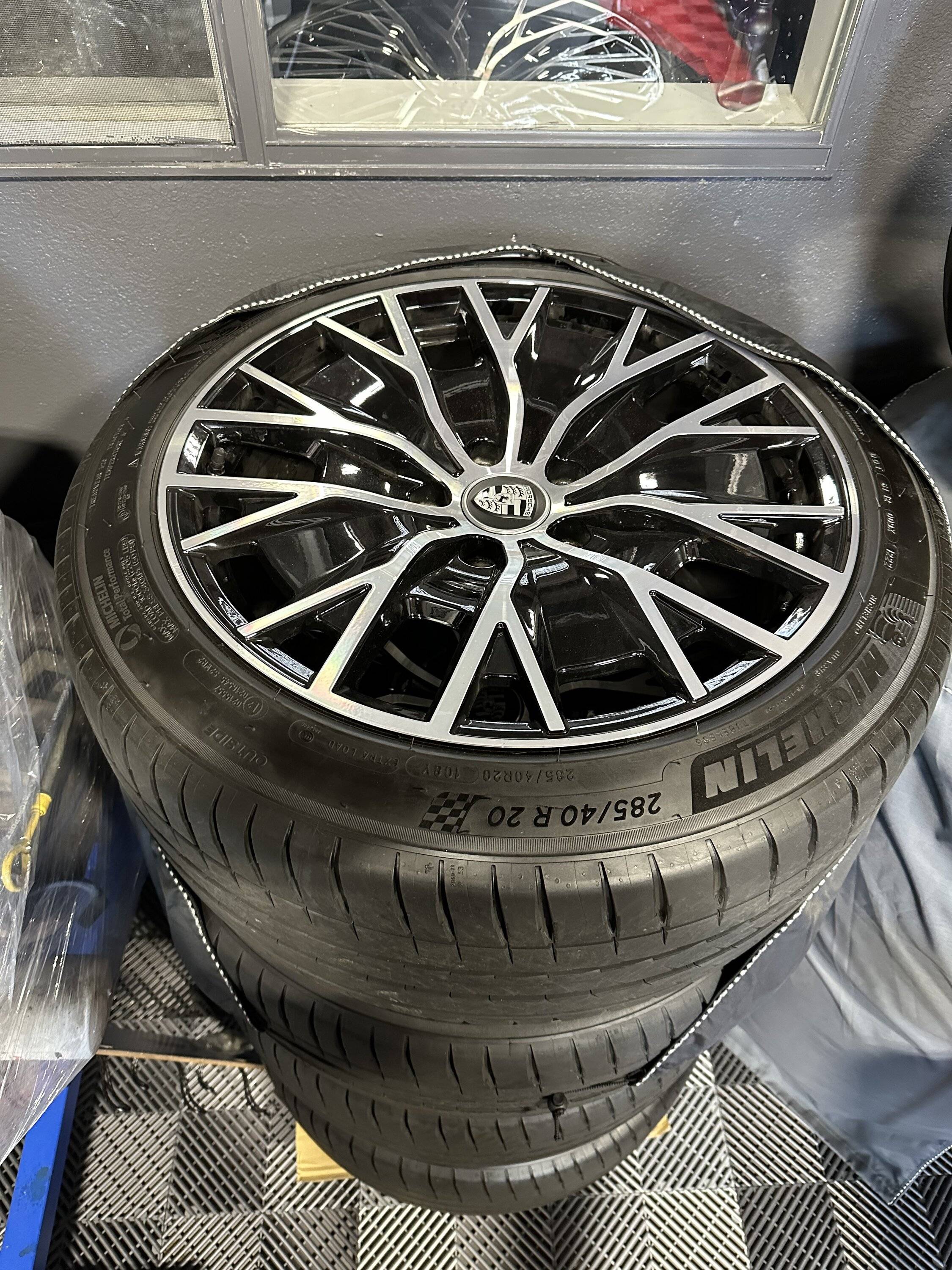 Porsche Taycan 2022 Taycan Aero Wheels/Tires AA45D479-D72E-455B-84A4-5A78A34F8ED1