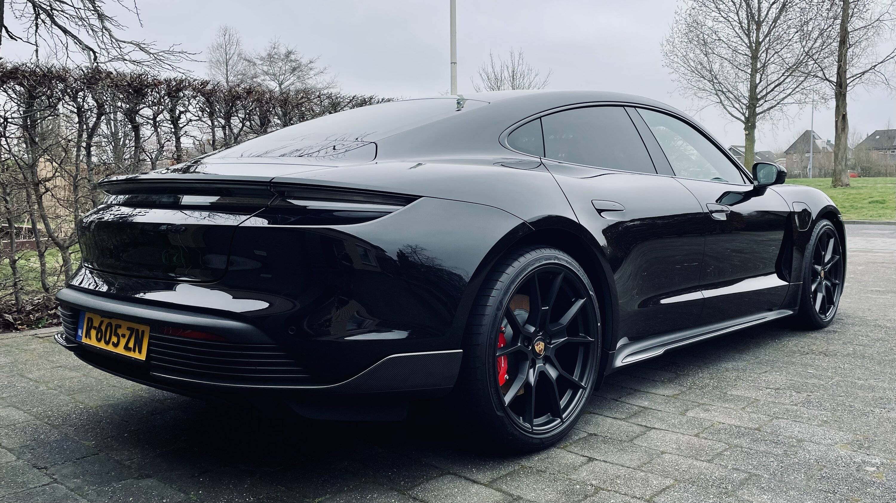 Porsche Taycan Standard Black vs Jet Black Metallic (any images of those next to each other?) IMG_3738