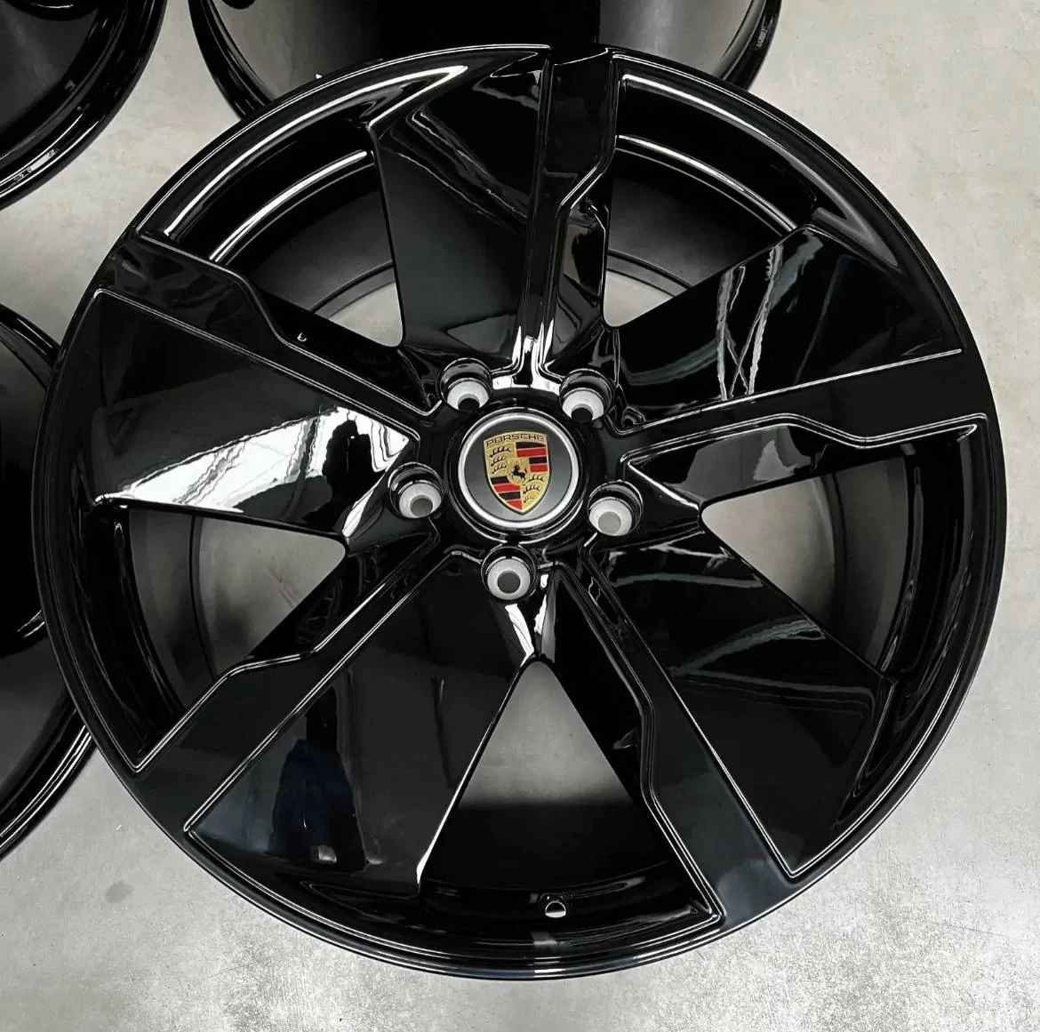 Porsche Taycan WTB: 21" OEM PORSCHE TAYCAN EXCLUSIVE DESIGN WHEELS IMG_3066