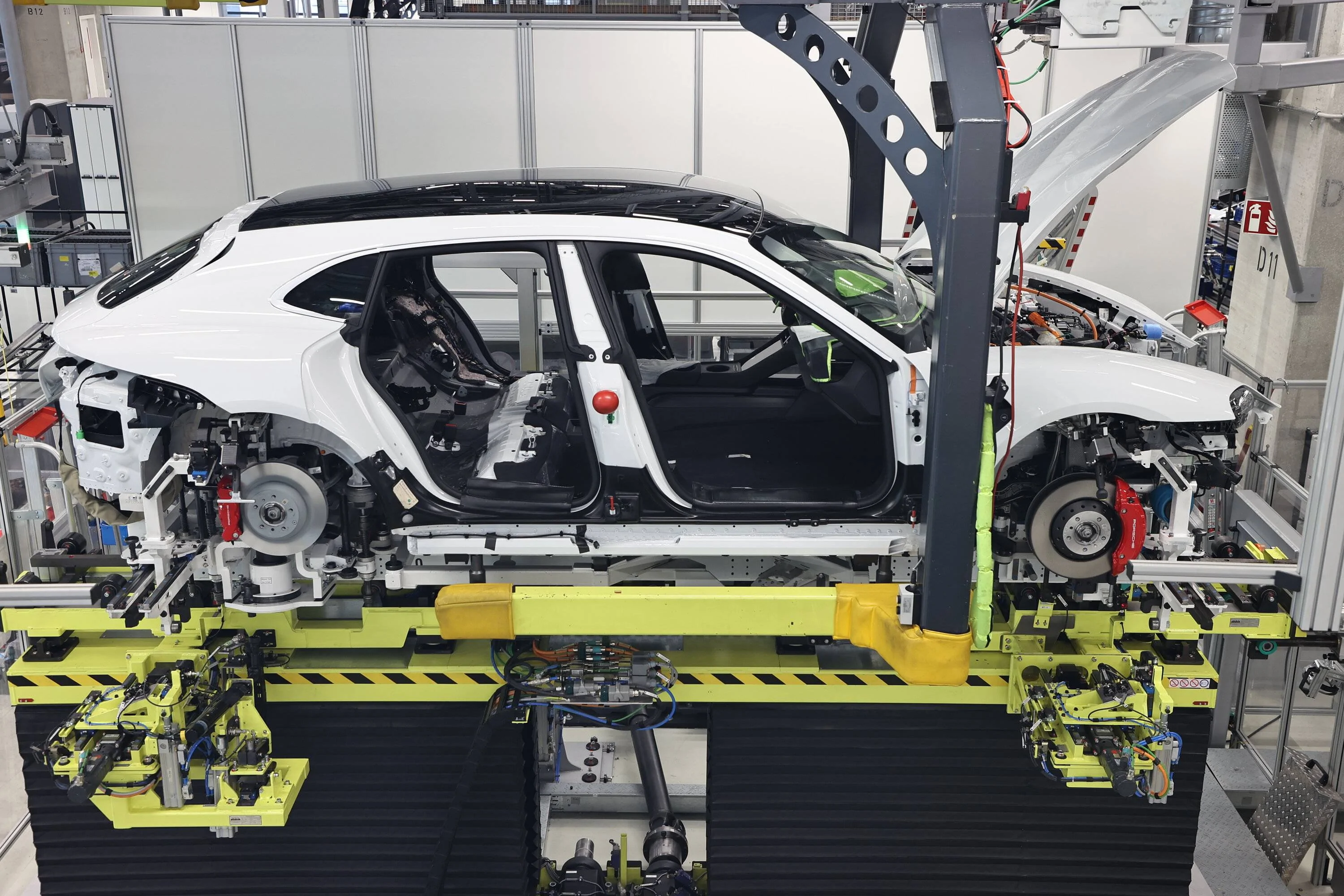Porsche Taycan GTS Deviated Stitch Question Taycan_GTS_Sport_Turismo_Taycan_assembly_wedding