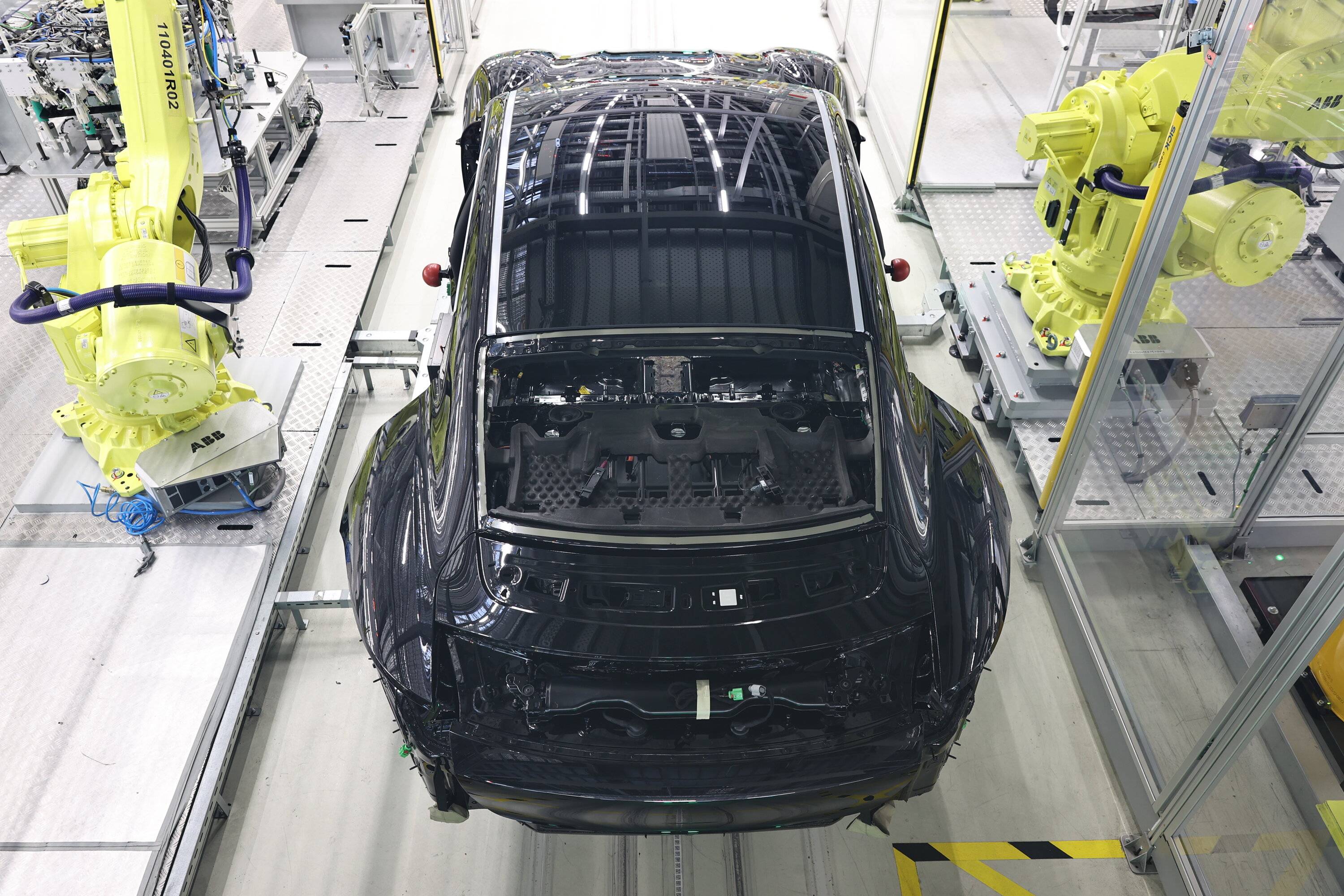 Taycan_GTS_Taycan_assembly_installation_read_window.jpg