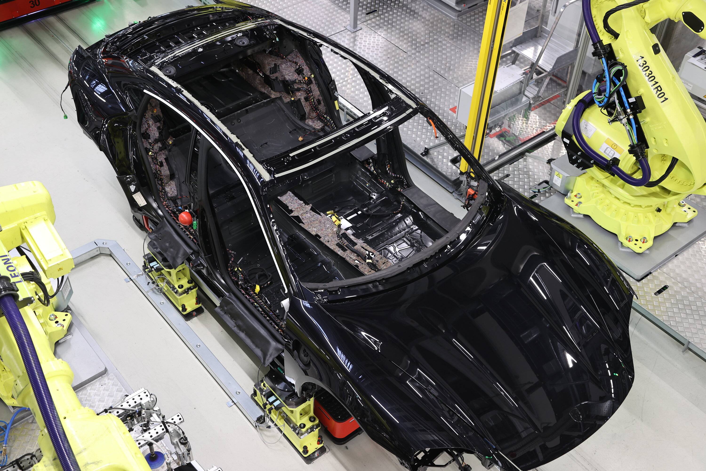 Taycan_GTS_Taycan_assembly_installation_roof.jpg