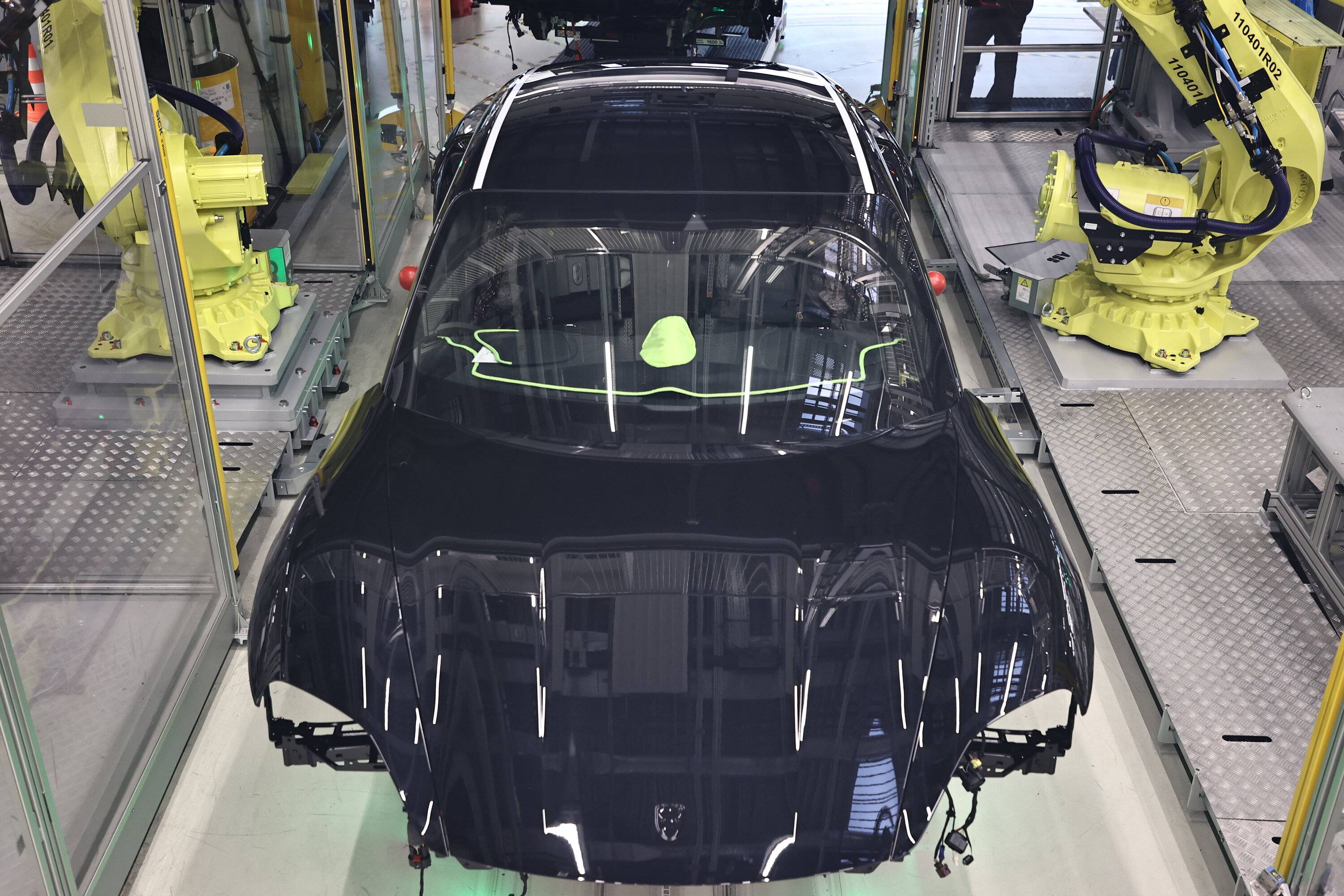 Taycan_GTS_Taycan_assembly_installation_windshield.jpg