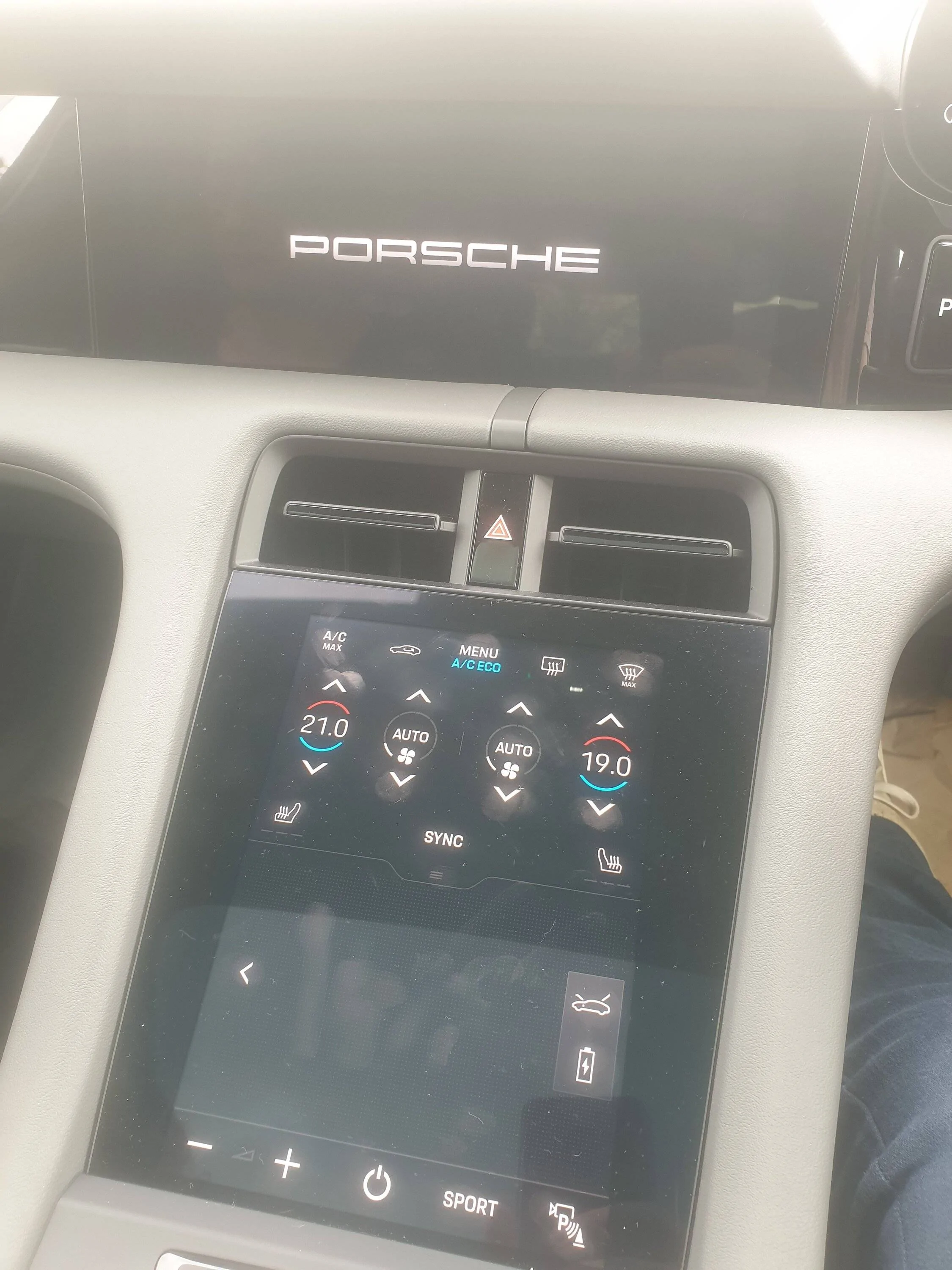 Porsche Taycan Upper Central Screen Off? 20230424_133549
