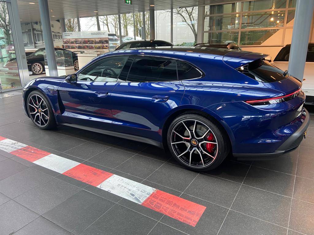 Porsche Taycan GENTIAN BLUE Taycan Club f2f6ad7a-ea05-497b-a02e-2a69a51c8718