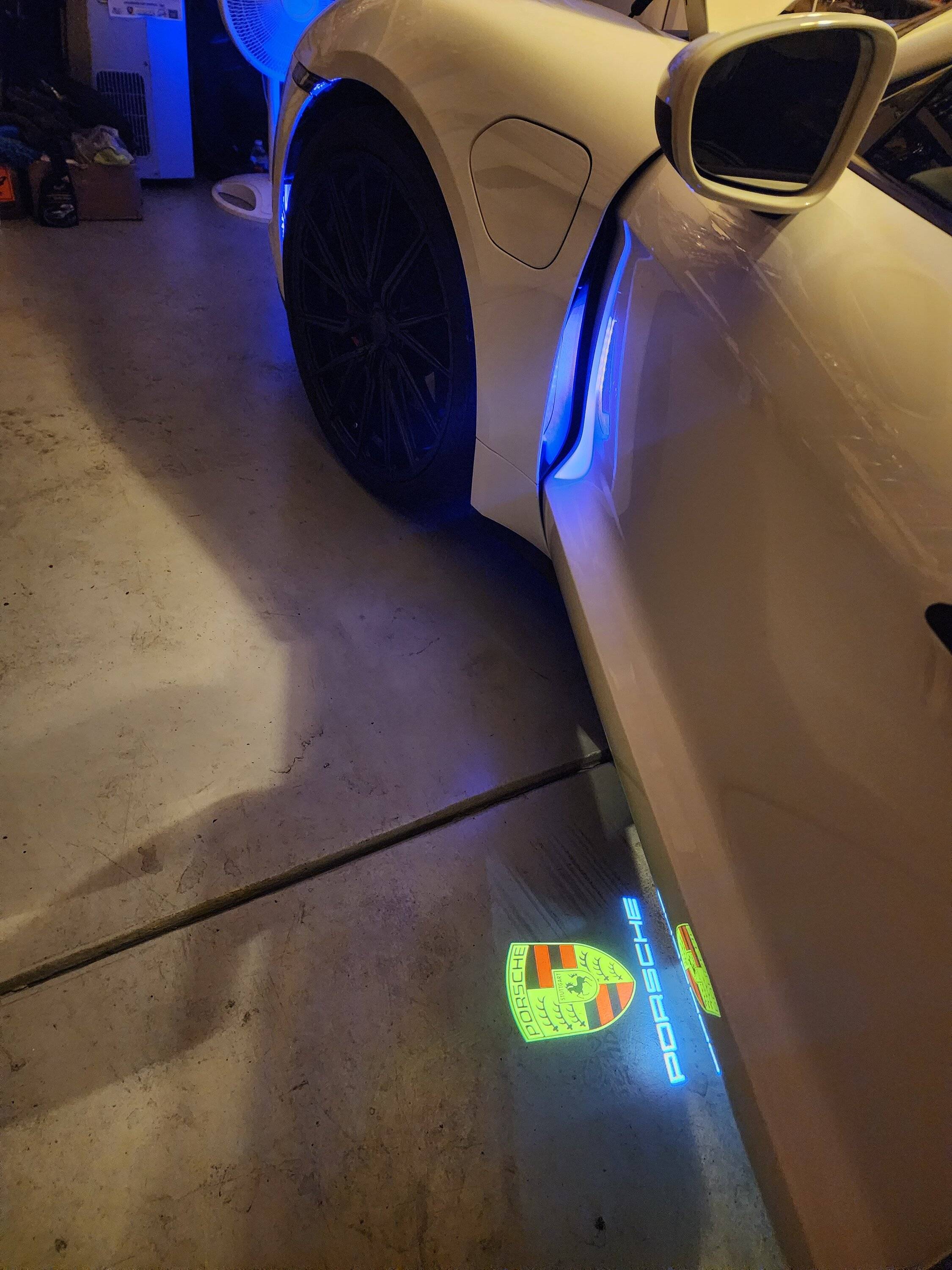 Porsche Taycan Standard equipment - Puddle/door lighting question 16826799624582353374408113008545