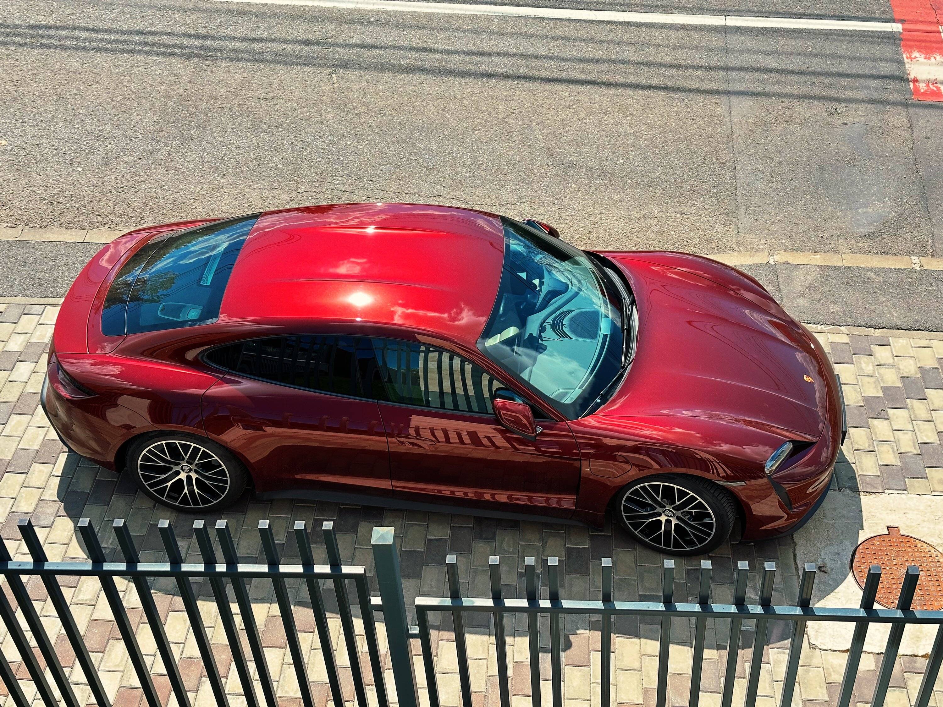 Porsche Taycan CHERRY METALLIC Taycan Club 23AB8CD3-4A36-48E3-B553-F89CF3D5955F