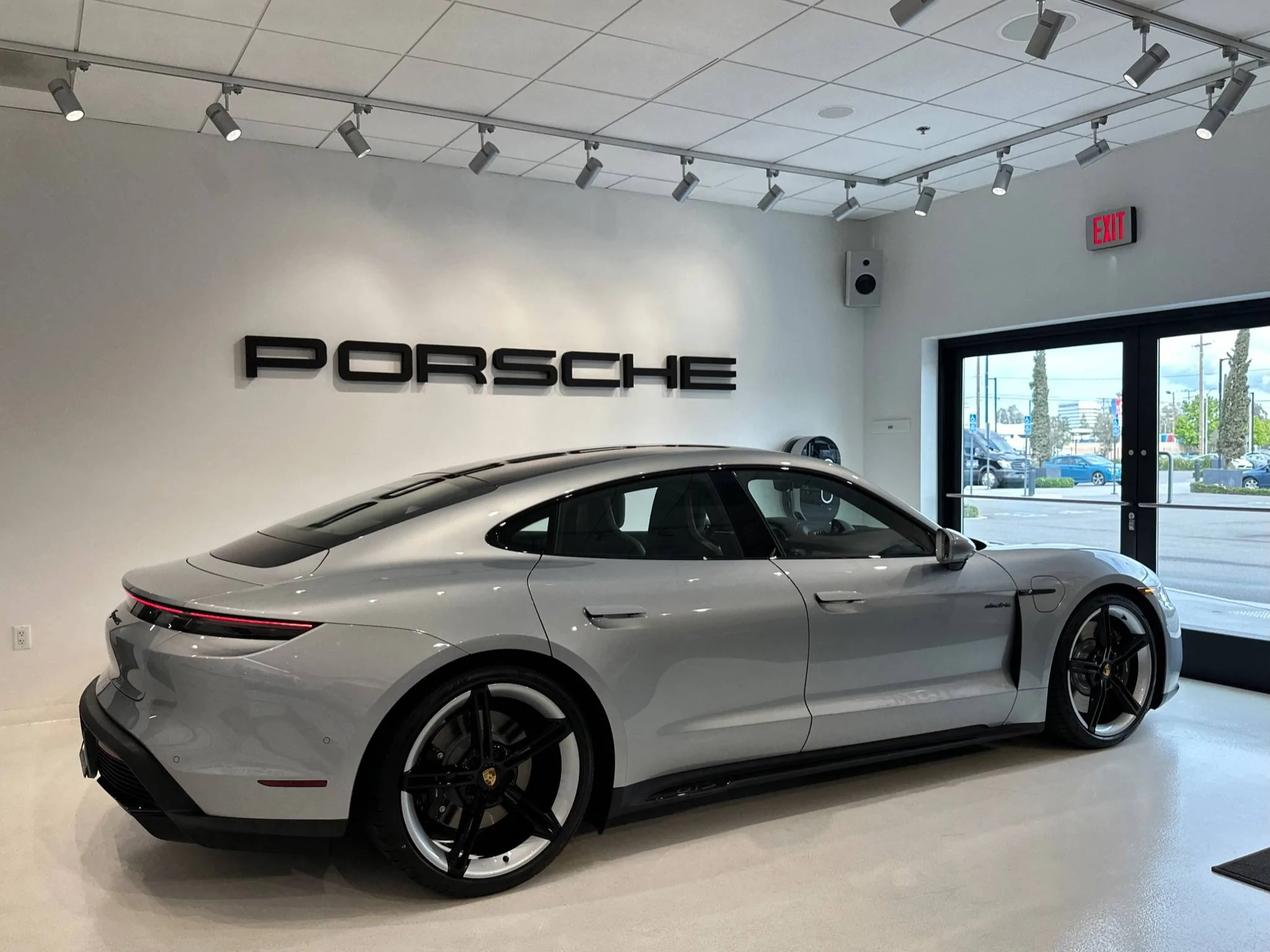 Porsche Taycan DOLOMITE SILVER Taycan Club 70499596618__1B9D58EE-A7B6-498D-A80B-F776321816BE