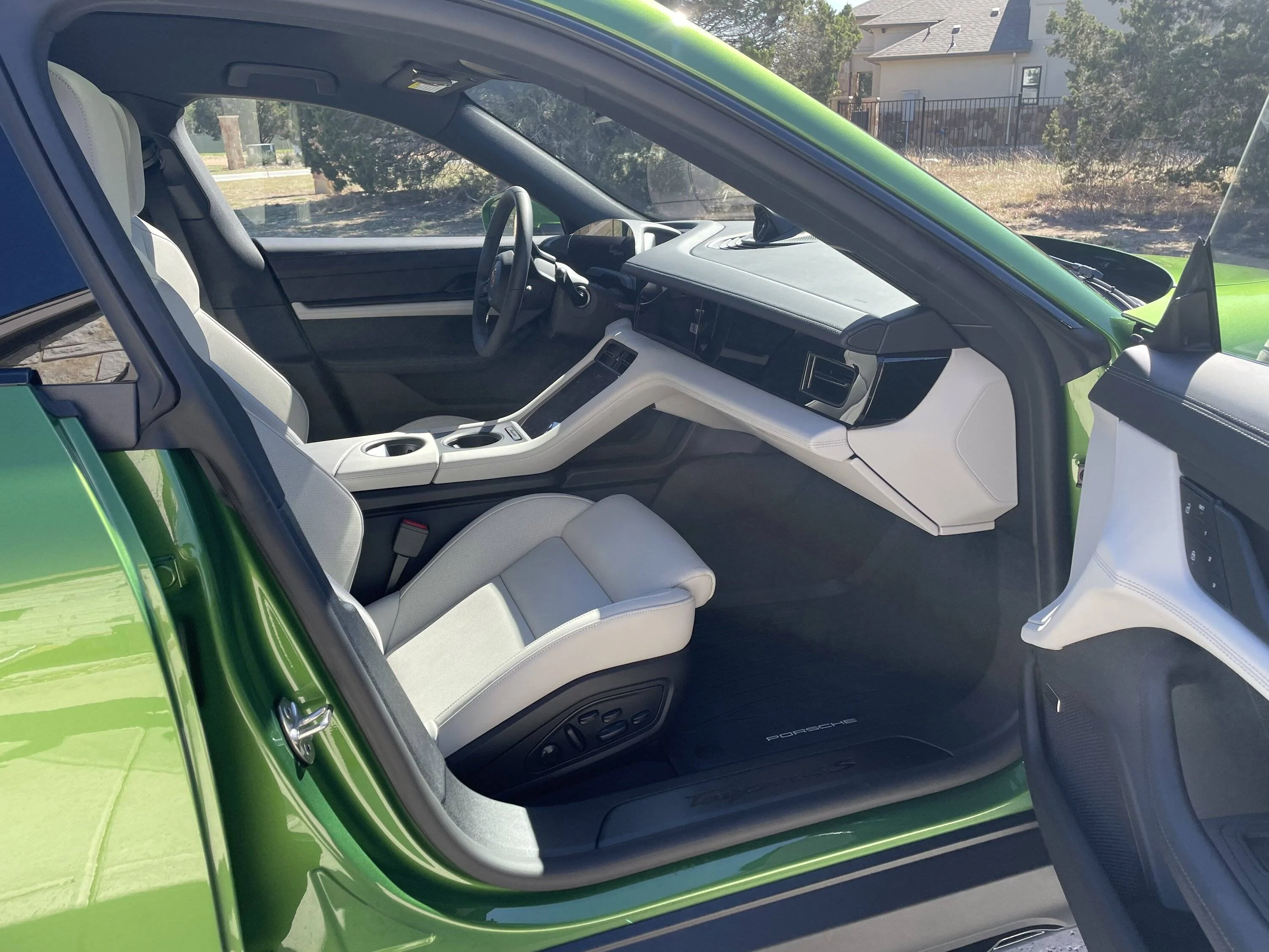 Porsche Taycan Crayon exterior different colour to Crayon/Black leather interior? F3B93602-5522-4152-B3DD-184881F04B13