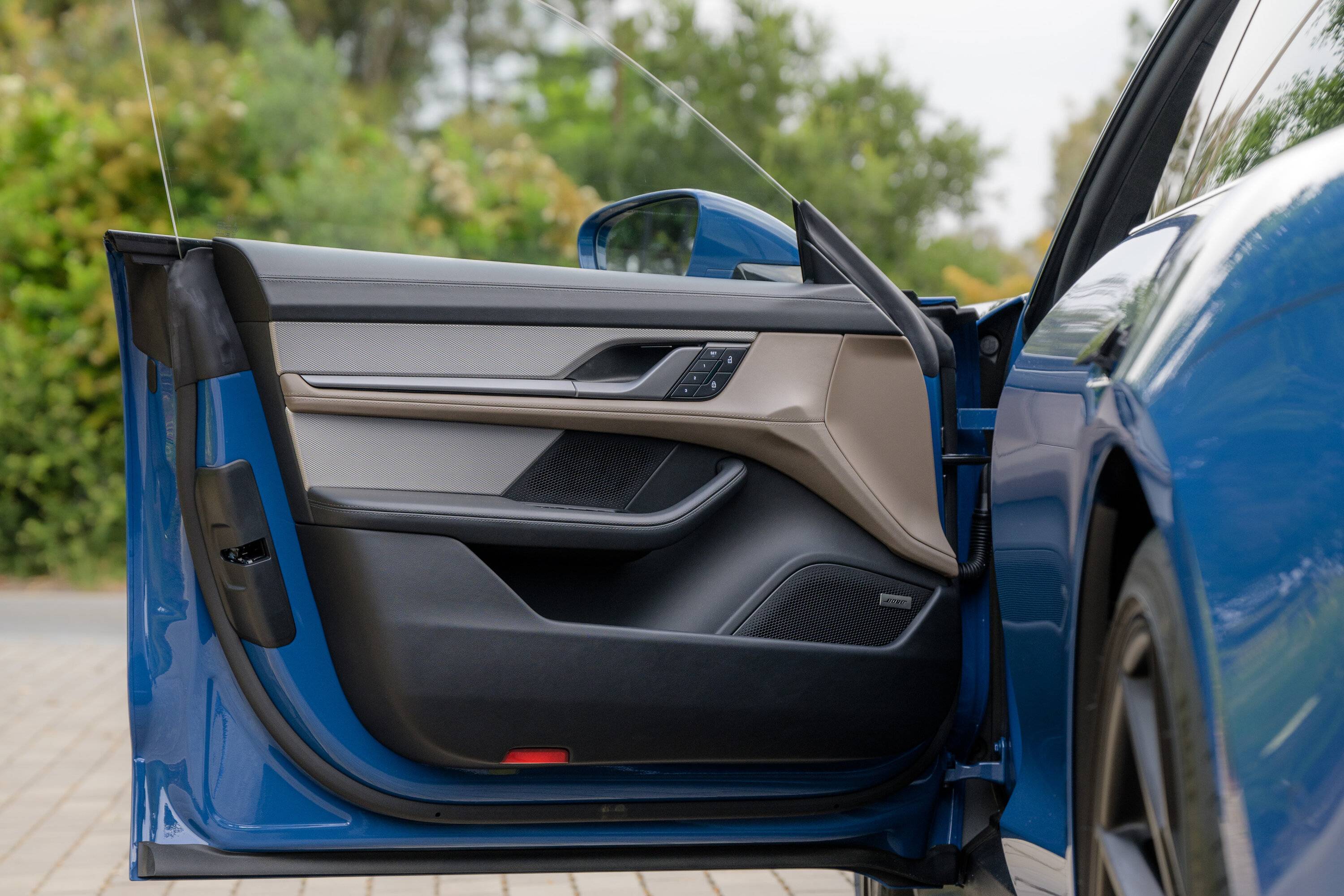 Porsche Taycan NEPTUNE BLUE Taycan Club Taycan Interior 3x2-01