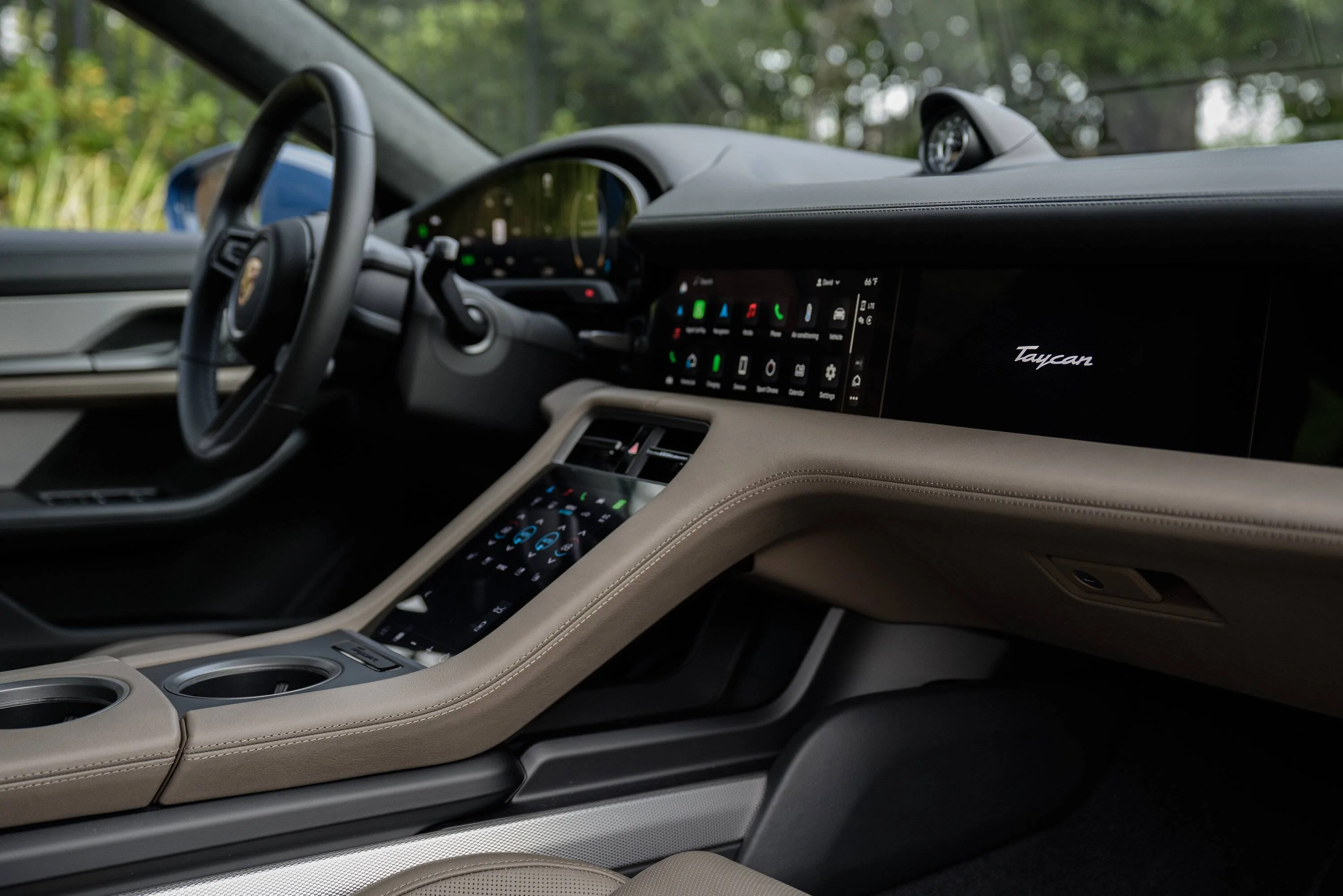 Porsche Taycan NEPTUNE BLUE Taycan Club Taycan Interior 3x2-03
