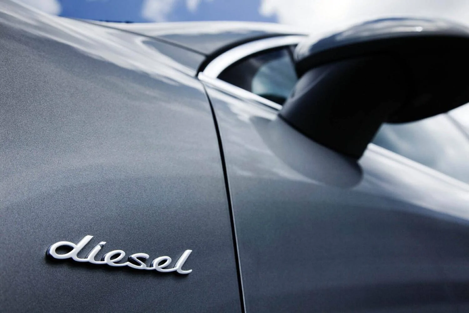 Porsche Taycan “Electric” Logo on doors RE9dmYH