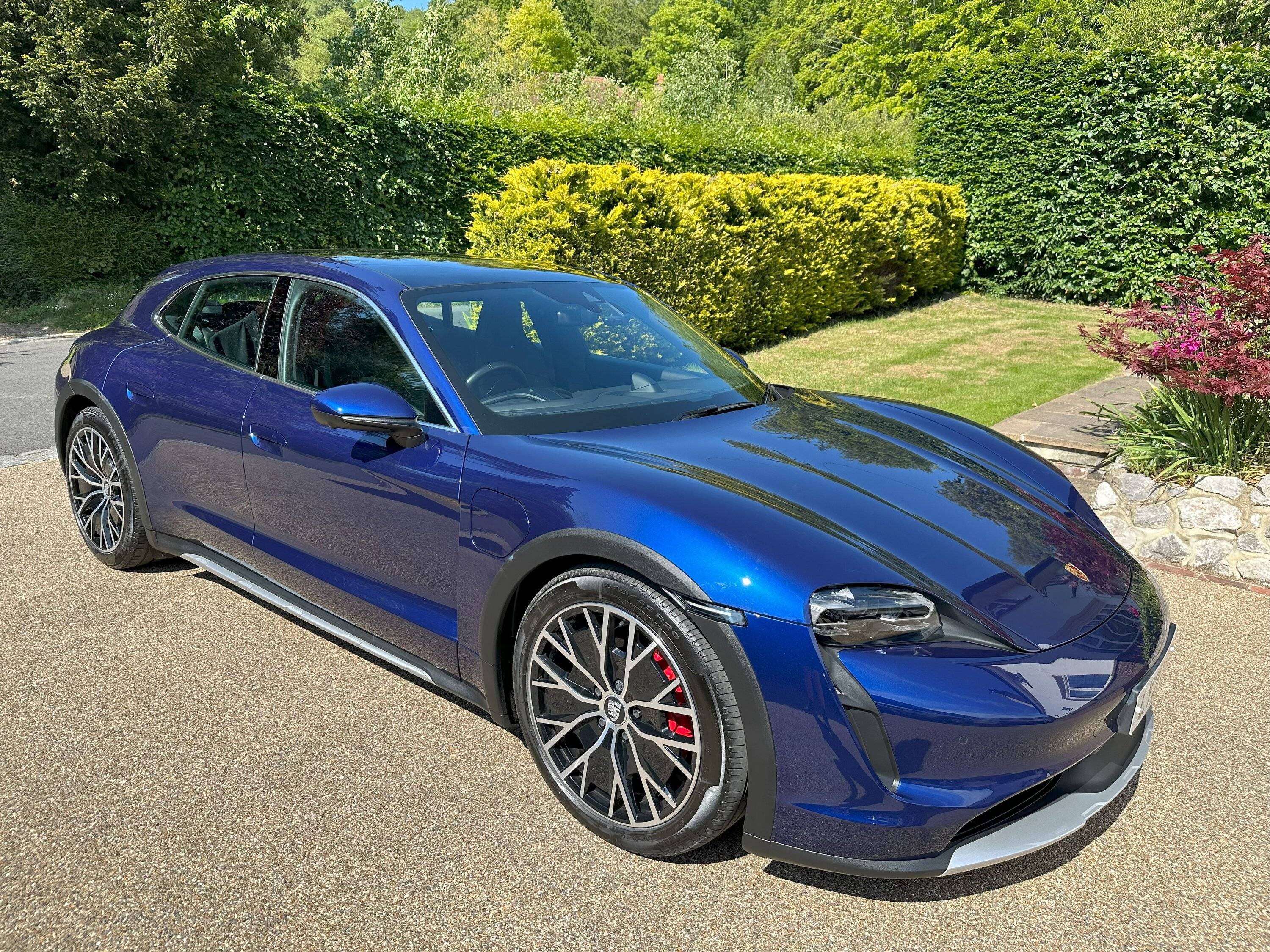 Porsche Taycan GENTIAN BLUE Taycan Club 20230603_145226995_iOS