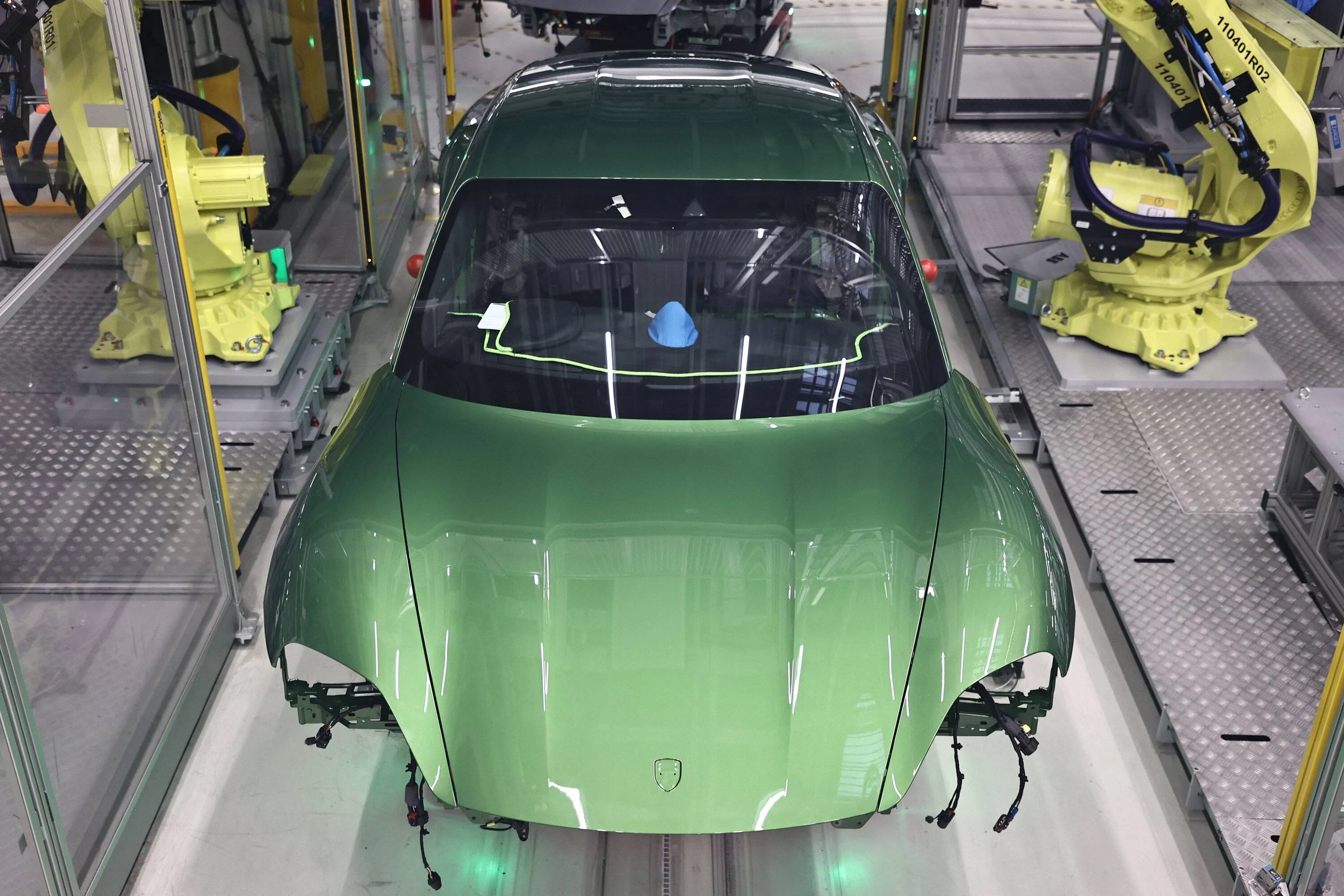 Porsche Taycan MAMBA GREEN Taycan Club Taycan2