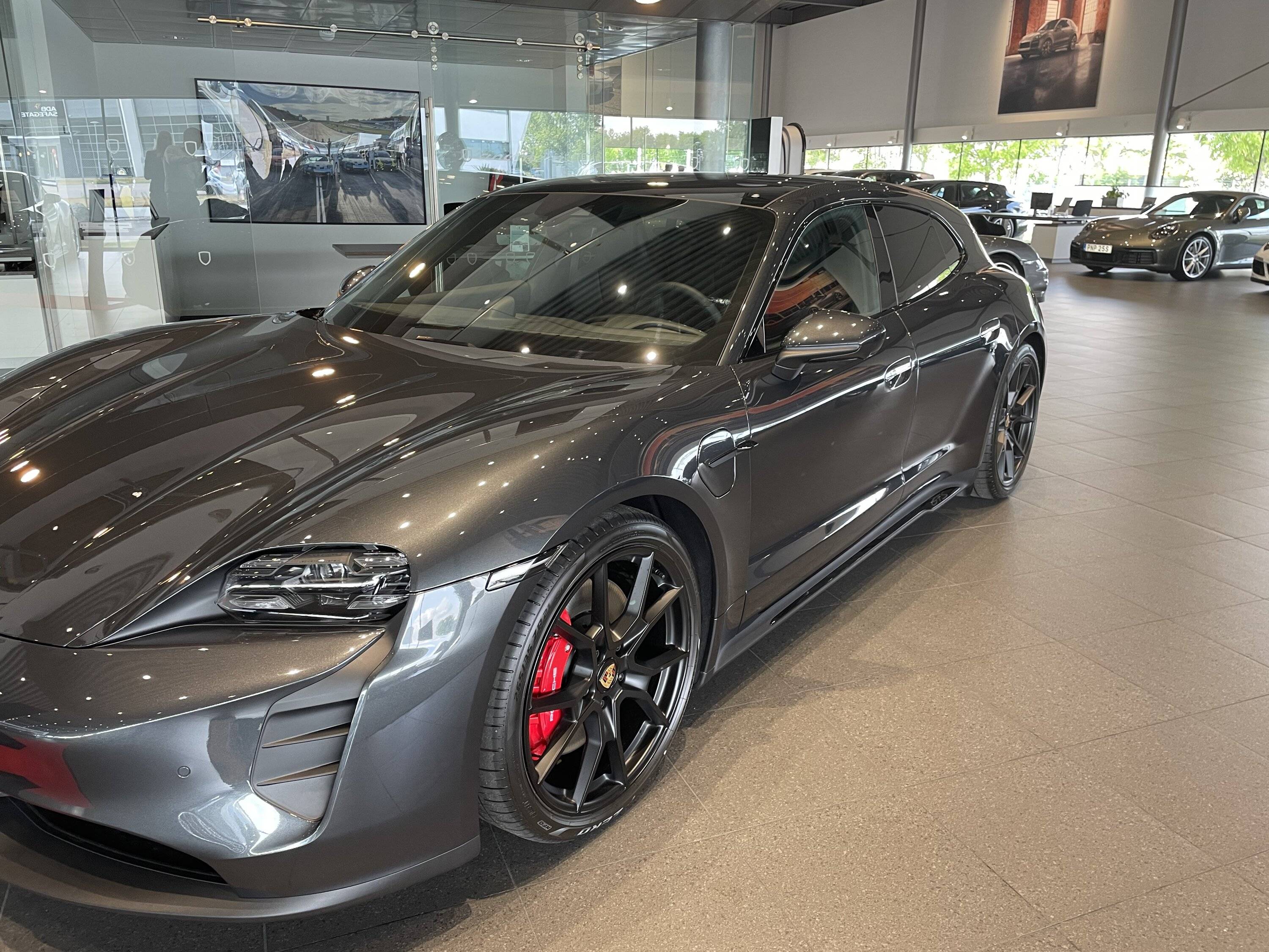Porsche Taycan VOLCANO GREY Taycan Club 46FBDDE8-602C-4082-A755-D1B66B0B2CE8