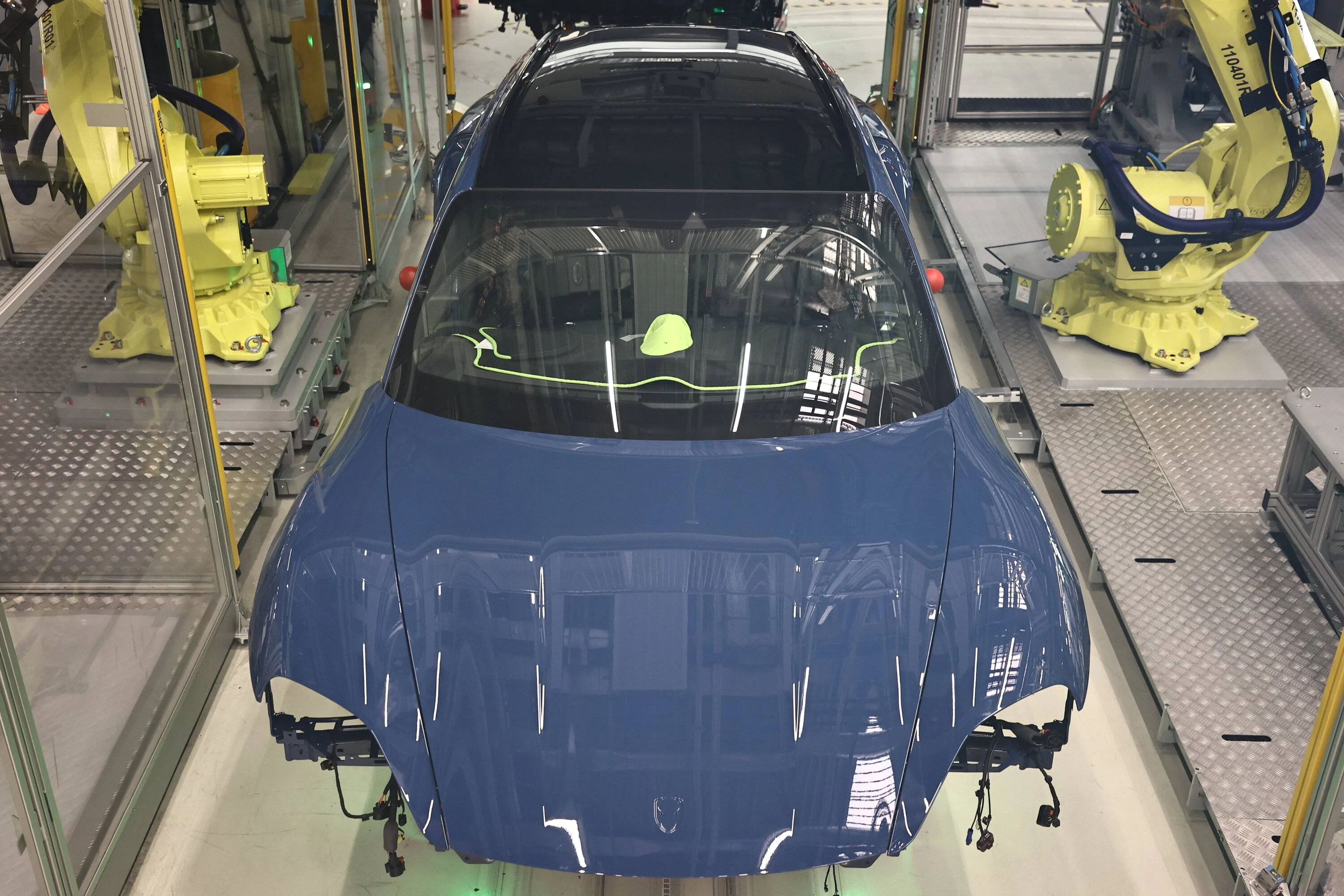 Porsche Taycan July 2023 Deliveries Taycan_4S_Cross_Turismo_Taycan_assembly_installation_windshield