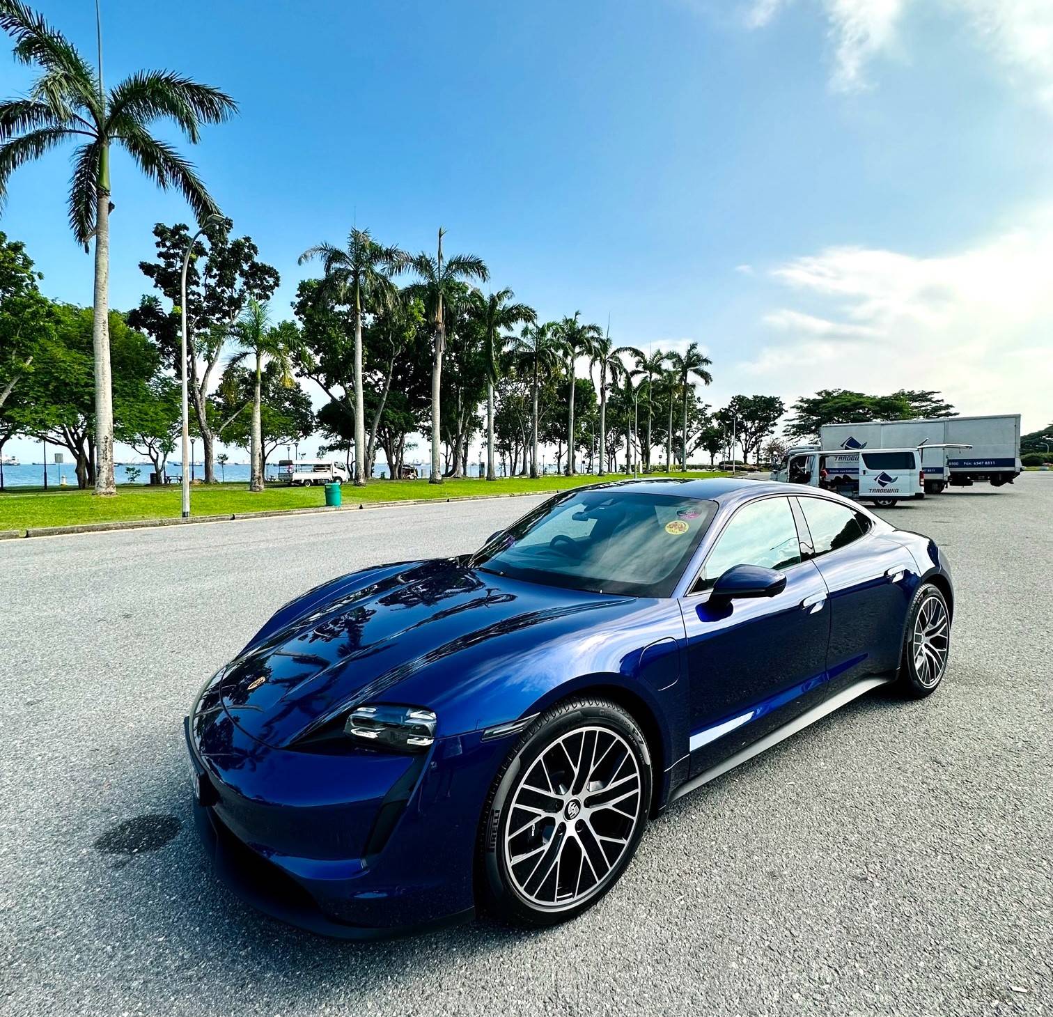 Porsche Taycan GENTIAN BLUE Taycan Club Taycan 5