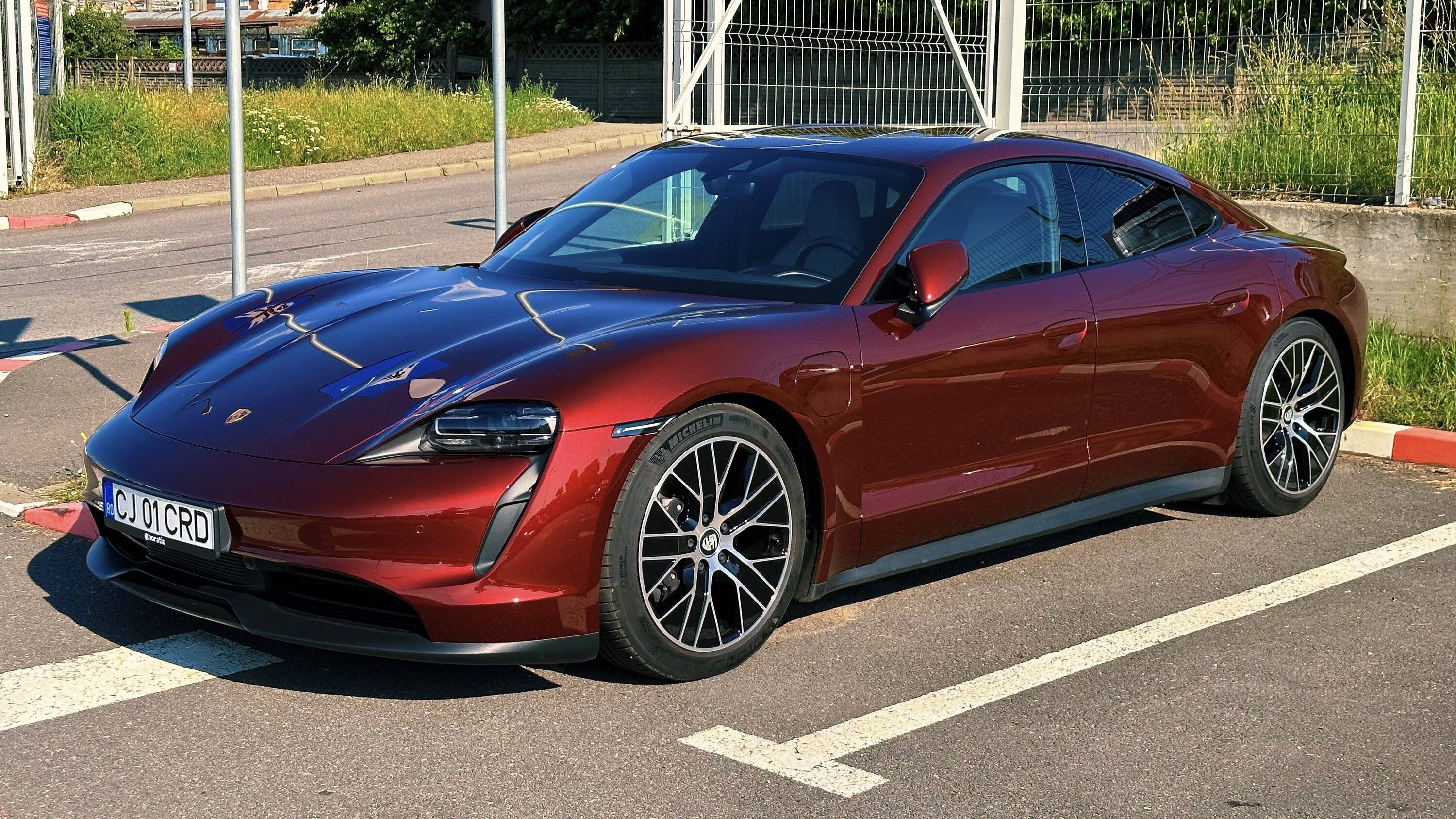 Porsche Taycan CHERRY METALLIC Taycan Club CDCB32BB-94E8-451F-AE05-1A8AD34762D2