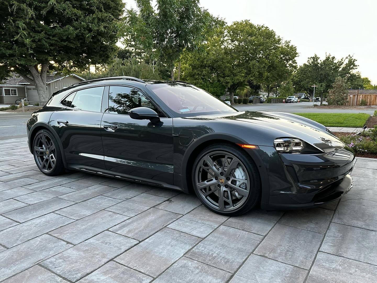 Porsche Taycan VOLCANO GREY Taycan Club 41055002-94A9-4D84-8AD7-7676DBE8E3F2
